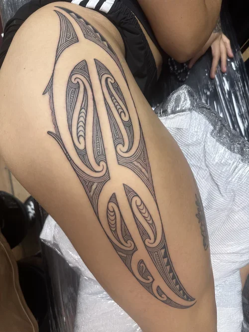 maori-ta-moko-thigh-tattoo-auckland-sunset-tattoo.webp