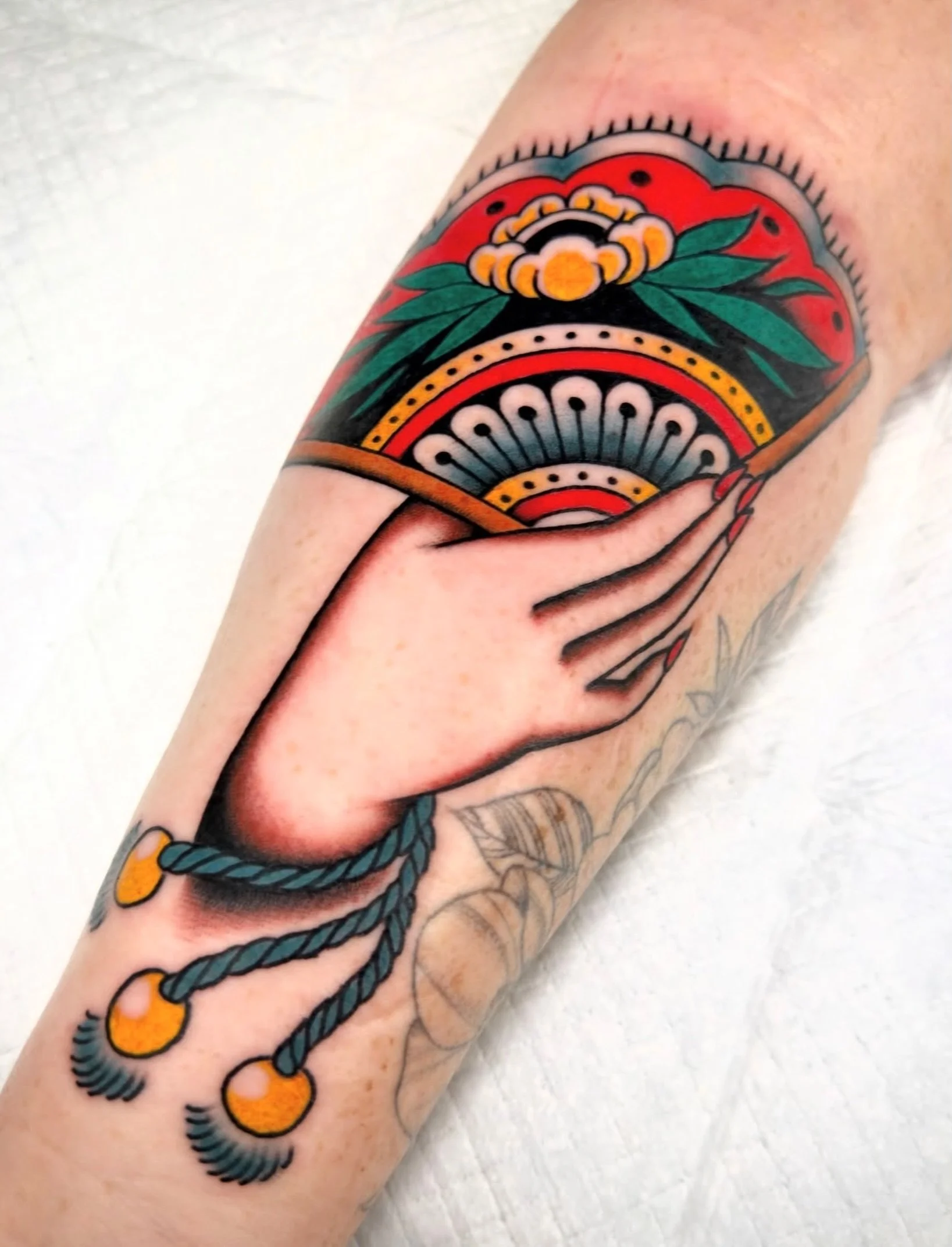 Beautiful drawn to fit fan for Kayla by @gordy_evelyn_tattooer 

Get in touch if you&rsquo;d like to book your next tattoo with Gordy!

info@sunsettattoo.co.nz
www.sunsettattoo.co.nz

#sunsettattoonz #aucklandtattoo #traditionaltattoo #traditionaltat