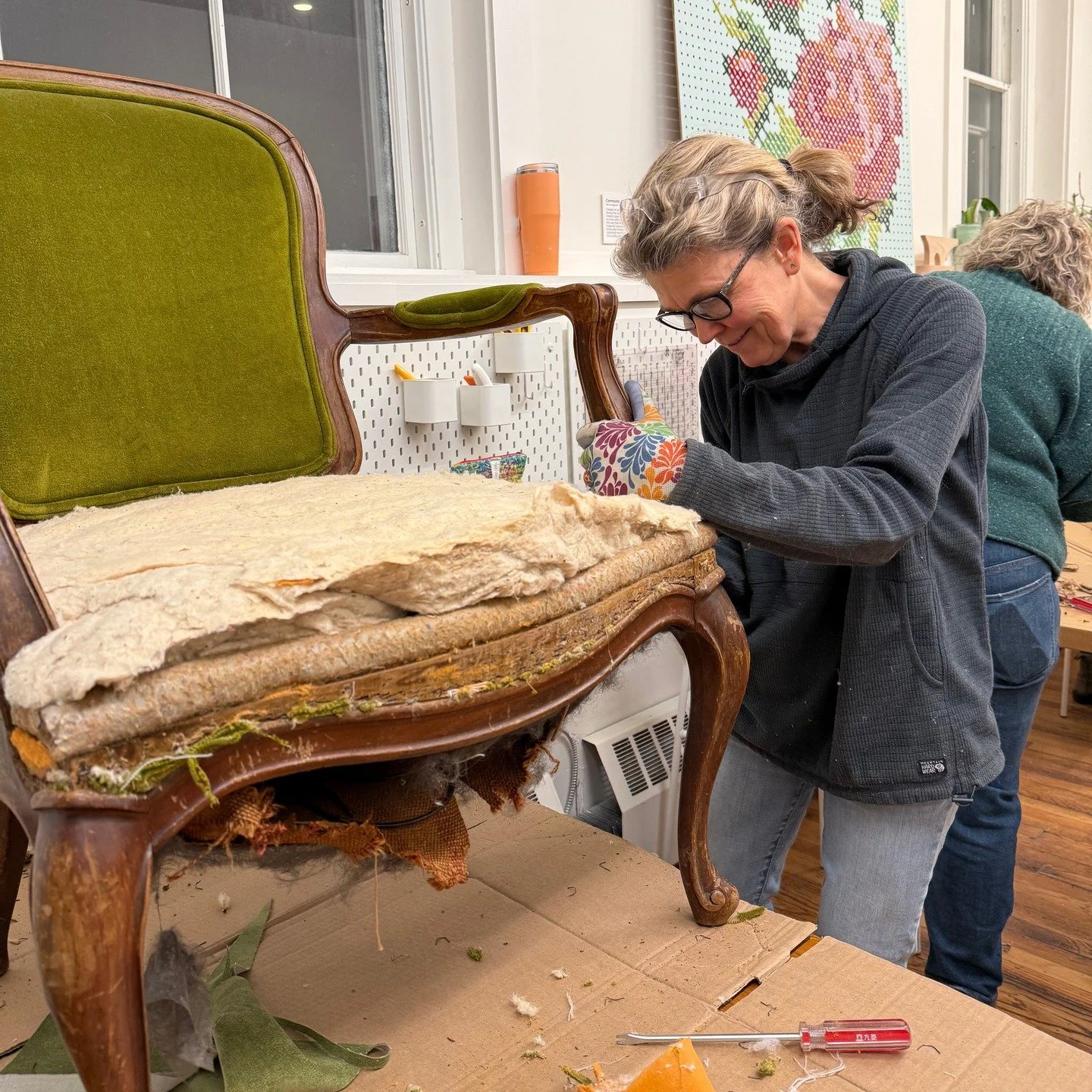 From last night's Intro to Upholstery with Velvet Furn!

#upholstery #reimagine #reupholster #craftclass
