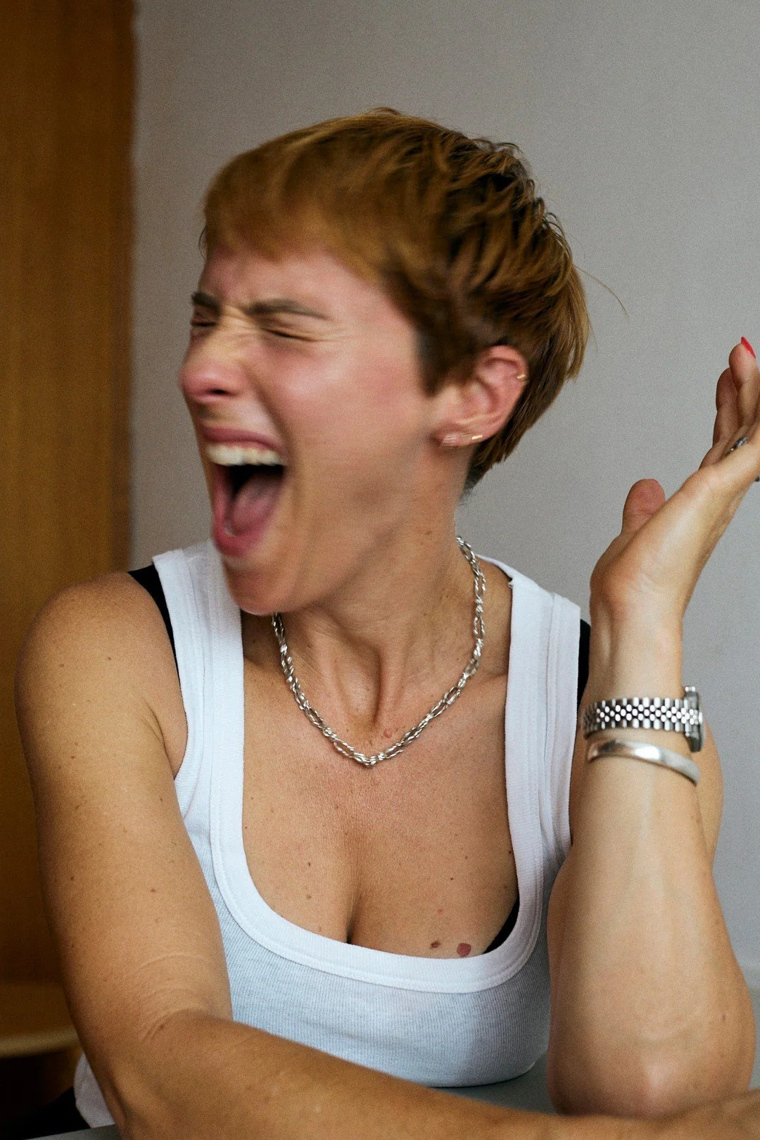 If this is your reaction every time you see a photo of yourself 😩— trust me, you’ve landed in the right place.
I get it. I used to hate seeing myself in photos, too. But after 20+ years behind the camera, I’ve learned that confide