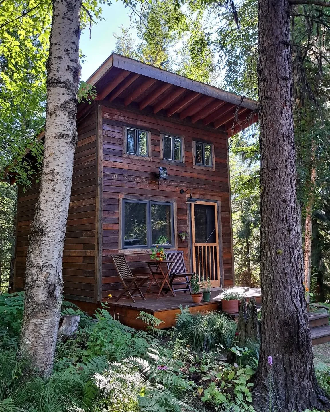 I love my solar-powered studio&mdash;it&rsquo;s so much more than just a beautiful building. It&rsquo;s a place where I love spending time, creating, and doing work that I truly enjoy.
.
.
#reclaimedwood #solarpowered #offgrid #offgirdstudio# #goalze