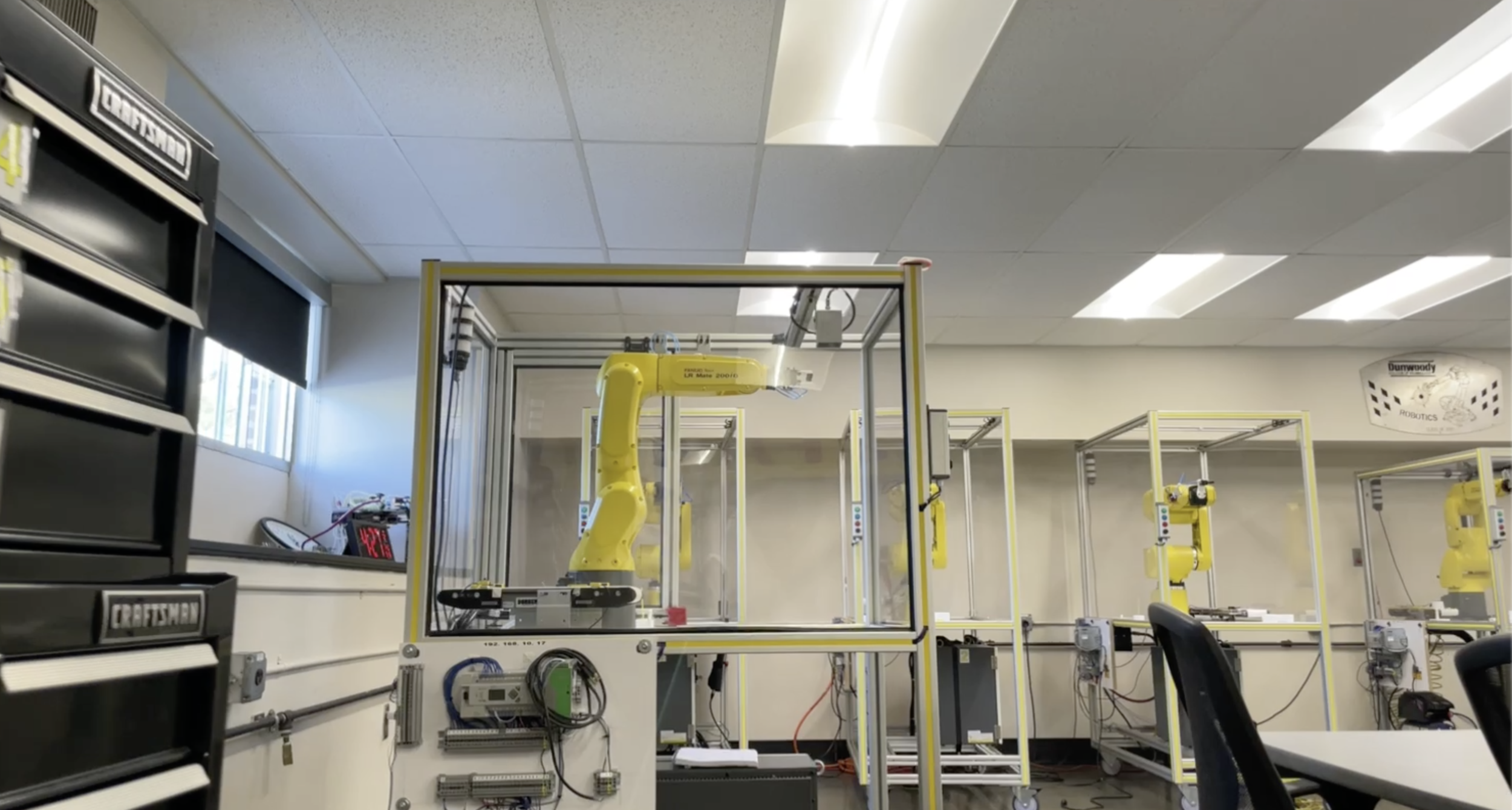 B011 - Dolly in
ACTION: Robot moving arm one platform to the the conveyor belt