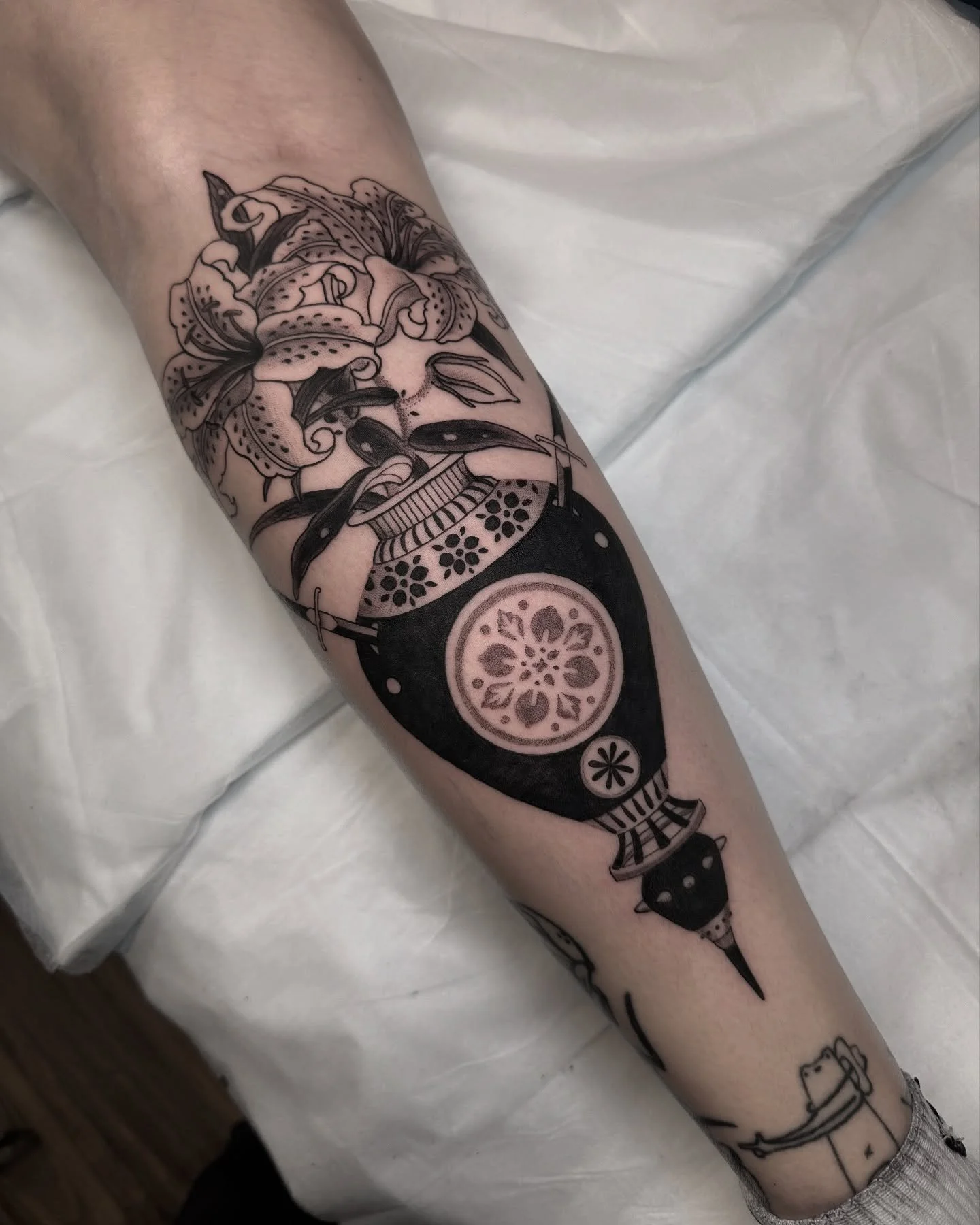 Vase for Andj. Thank you for sitting so well!

BOOKS OPEN. Limited spots in AUG/SEPT left - 
DM/EMAIL to enquire. 

Tattooed @lighthouse_tattoo 

________________________________________

 #tat #tattoo #tattooart #tattoos #ink  #japaneseart #sydneyar
