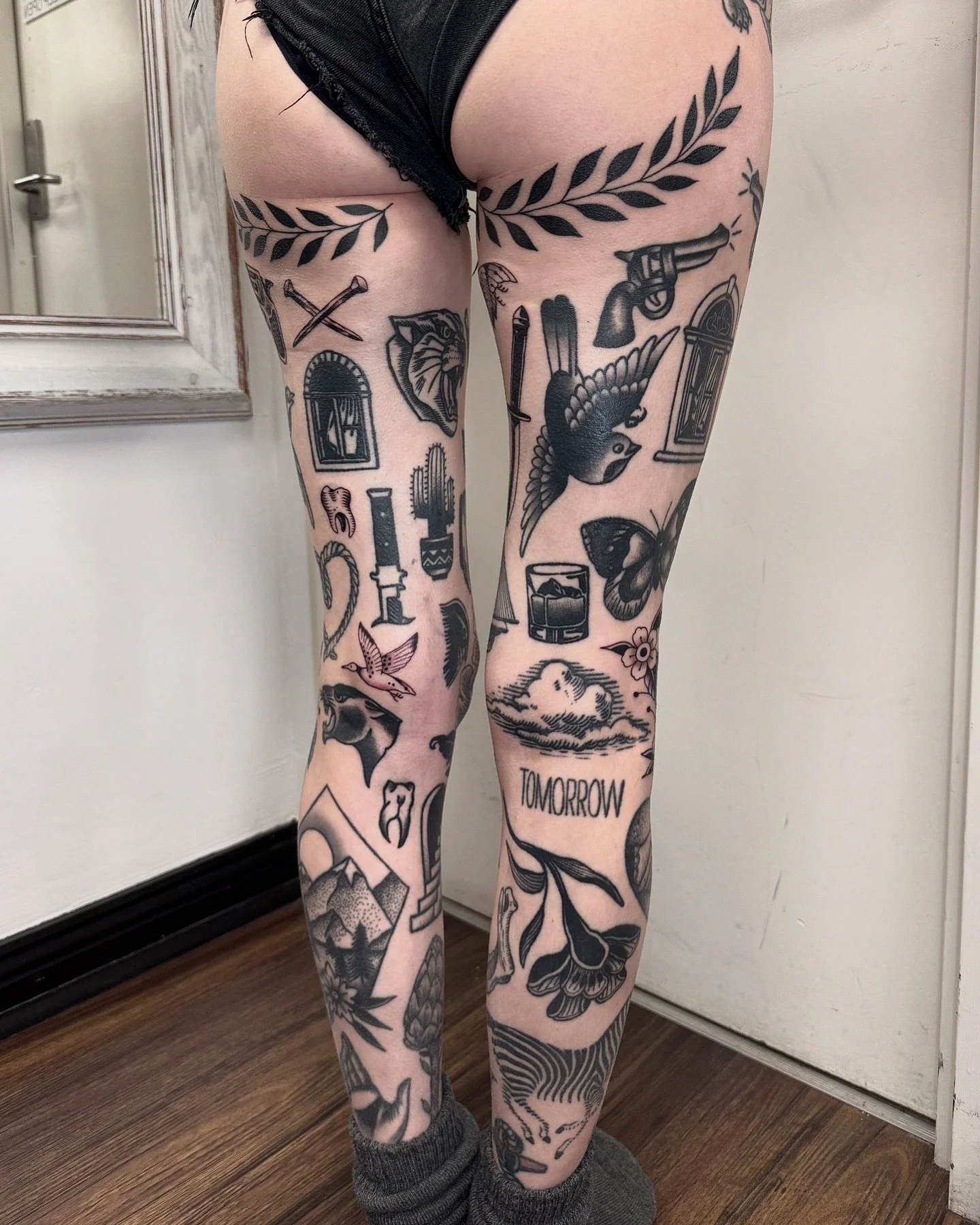 Obe&rsquo;s legs all finished up (for now). 

Not all of these pieces were done by me - the last few we did were the wreaths on the back of her thighs, some small flowers on the outside of her knees and some other gap fillers scattered around. 

Than