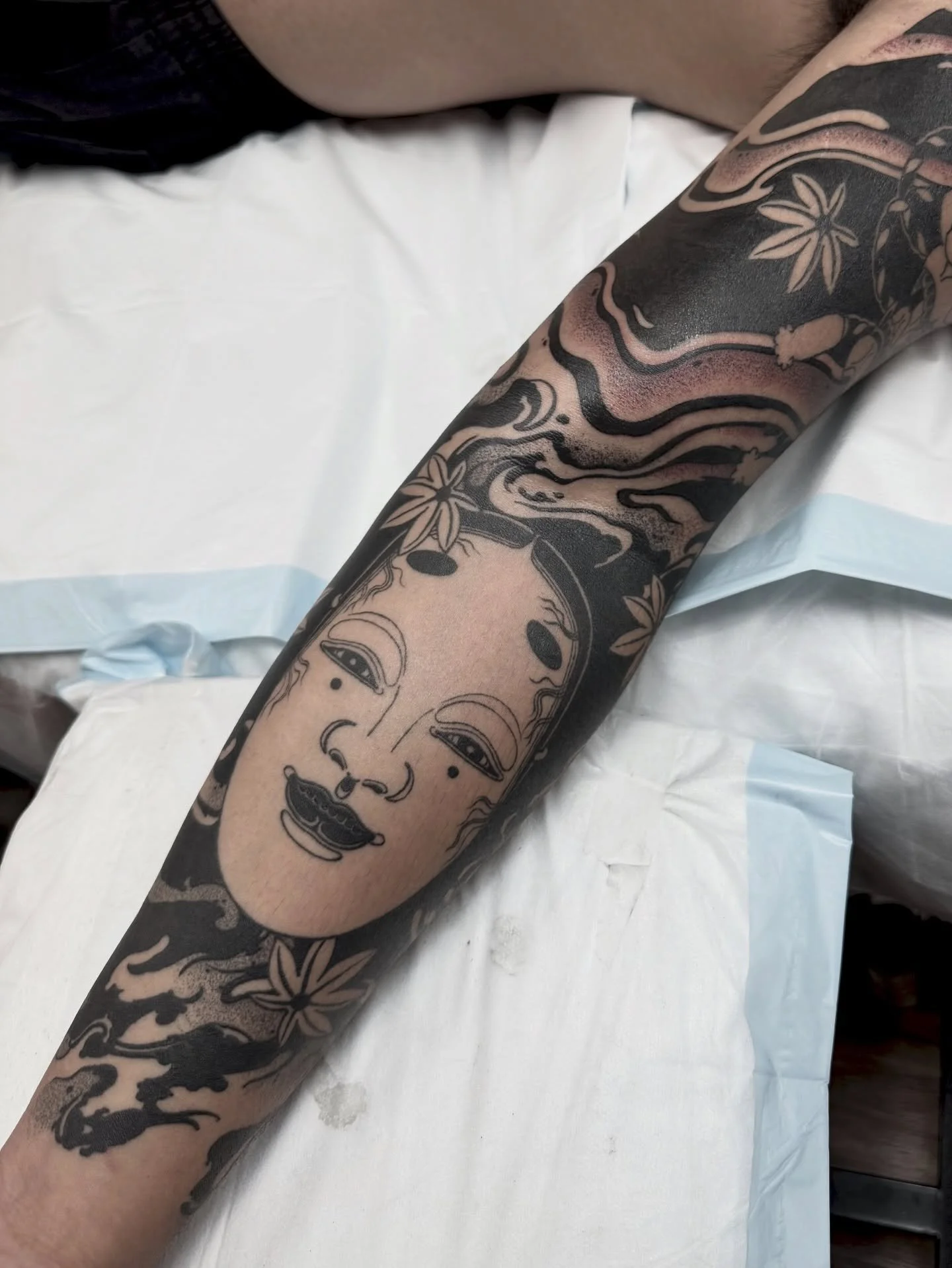 Top half fresh//bottom half healed 
Tattooed @lighthouse_tattoo 

Only a few spots left for 2025 
Booking link in bio 

______________________________________________

 #tat #tattoo #tattooart #tattoos #ink  #japaneseart #sydneyartist #irezumi #tatto