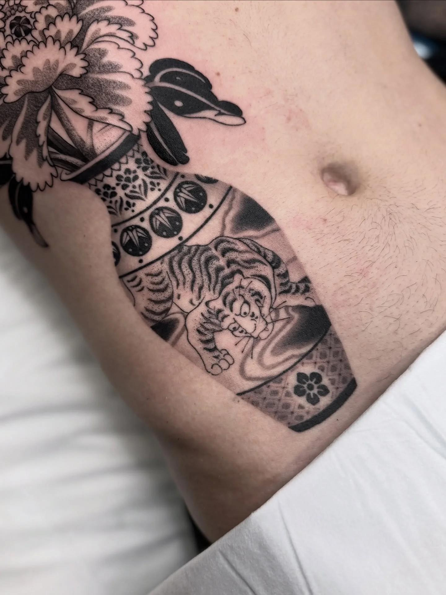 Vase 🔎
Currently booking Feb.-April 
Booking link in bio

______________________________________________

 #tat #tattoo #tattooart #tattoos #ink  #japaneseart #sydneyartist #irezumi #tattoosnob #flashworkers #skinartmag #irezumicollective #blackwork