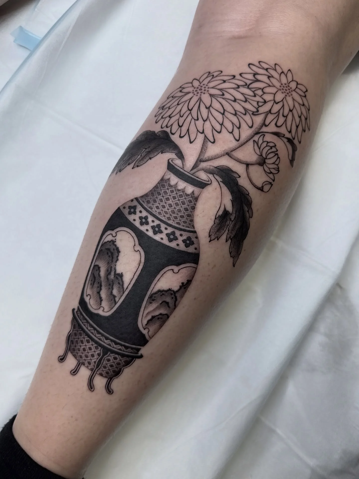 A combination of two different flash pieces. Thanks Talia! 

Booking link in bio. 

Tattooed @lighthouse_tattoo 

#vase #flower #japanese #tattoo #blackwork