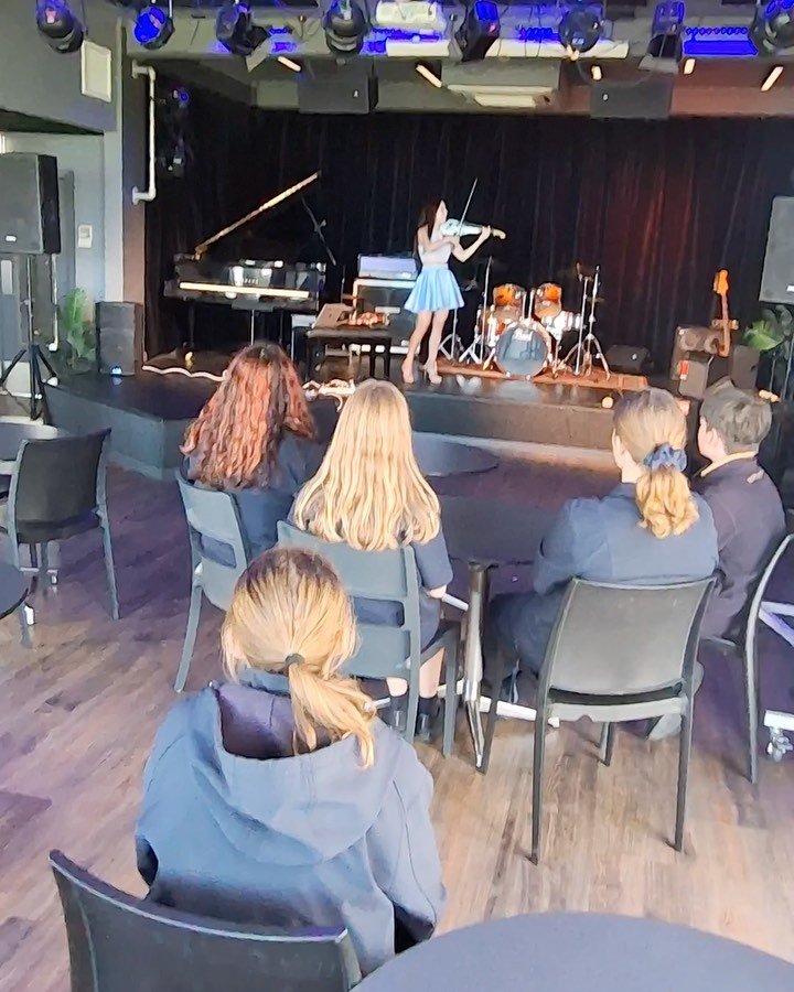 Grateful to share violin passion at Northcote College! Inspired my daughter&rsquo;s class with acoustic &amp; electric violin magic. Educating the next gen! 

#violin #musicclass #music #musician #teacher #students #show