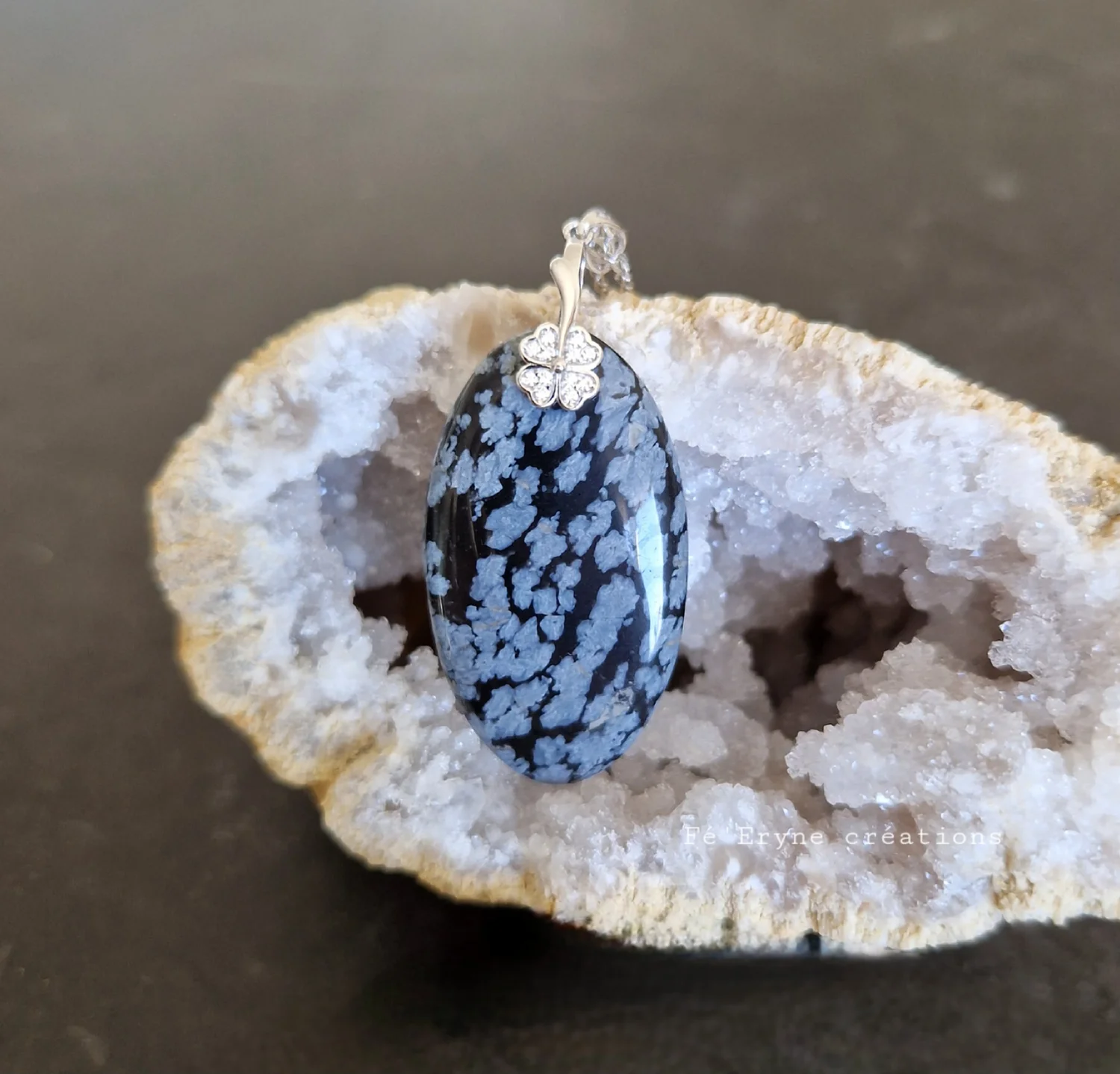 Collier Ras De Cou Avec Pendentif Fleur En Obsidienne Neige - Pierre Naturelle Noire Et Blanche - Neuf Avec étiquettes