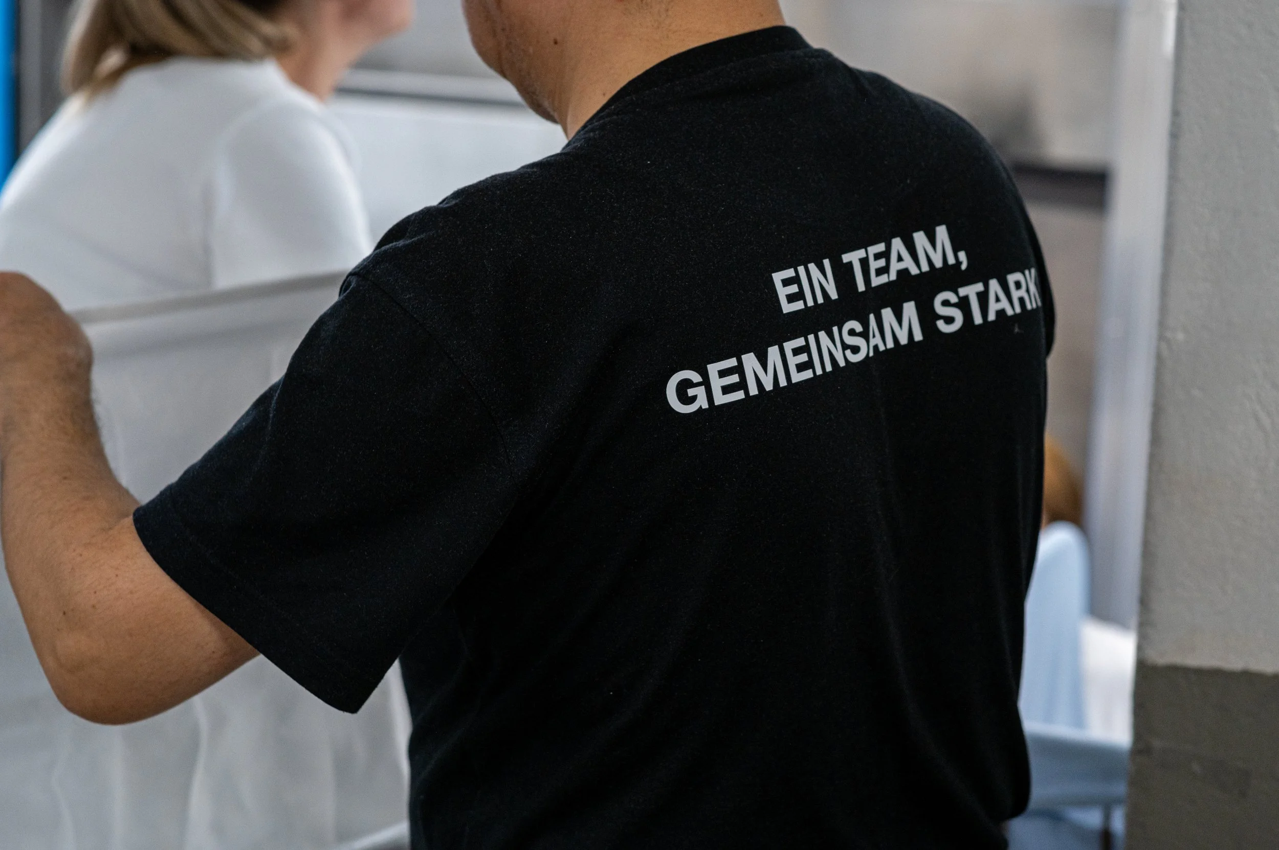 Wäscherei Luzern Ein Team bei der Arbeit