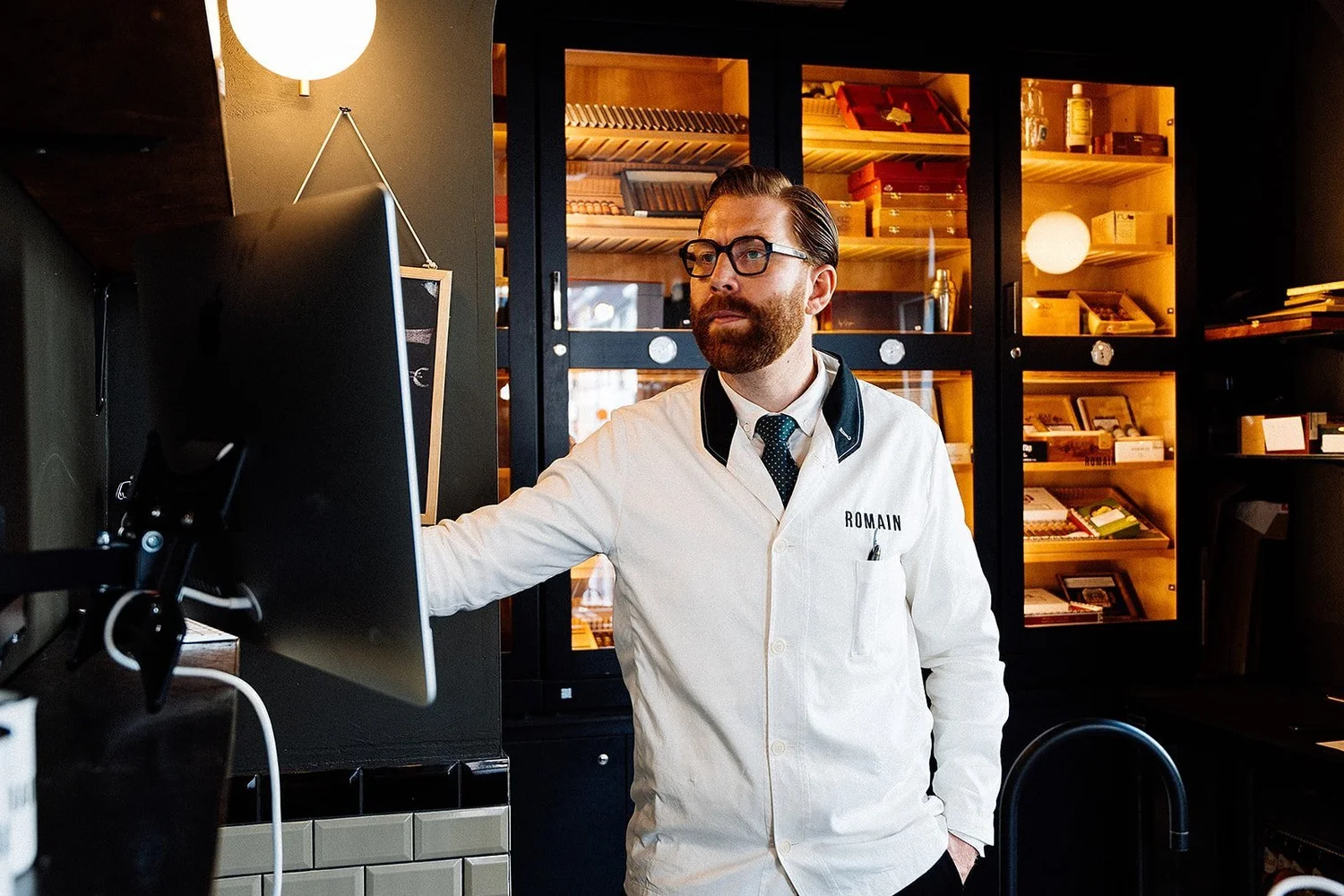 Stijn De Sutter aan het werk in ROMAIN Barbershop in Gent