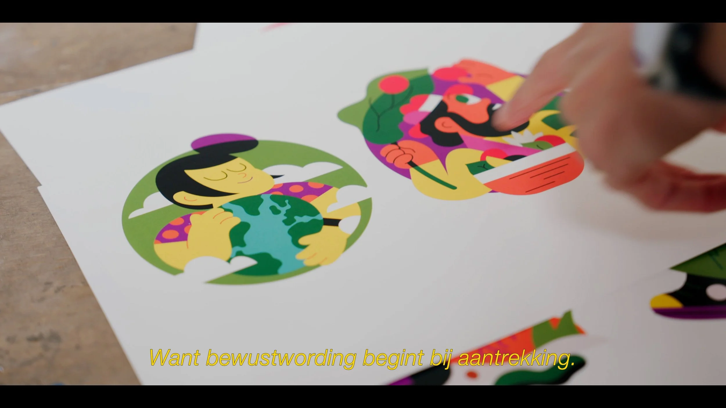 Twee kleurrijke illustraties op papier, één met een persoon die de wereld vasthoudt en de andere met een persoon die een spreker of leer, met Nederlandse ondertitel onderaan.