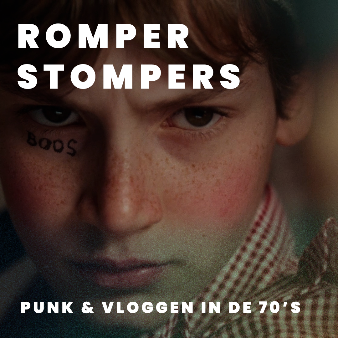 Close-up van een jongen met een nep- Coca-Cola tattoo onder zijn oog en een rood-wit geruite strook. Tekst in het Nederlands dat zegt: "Romper Stompers" en "Punk & Vloggen in de 70's".