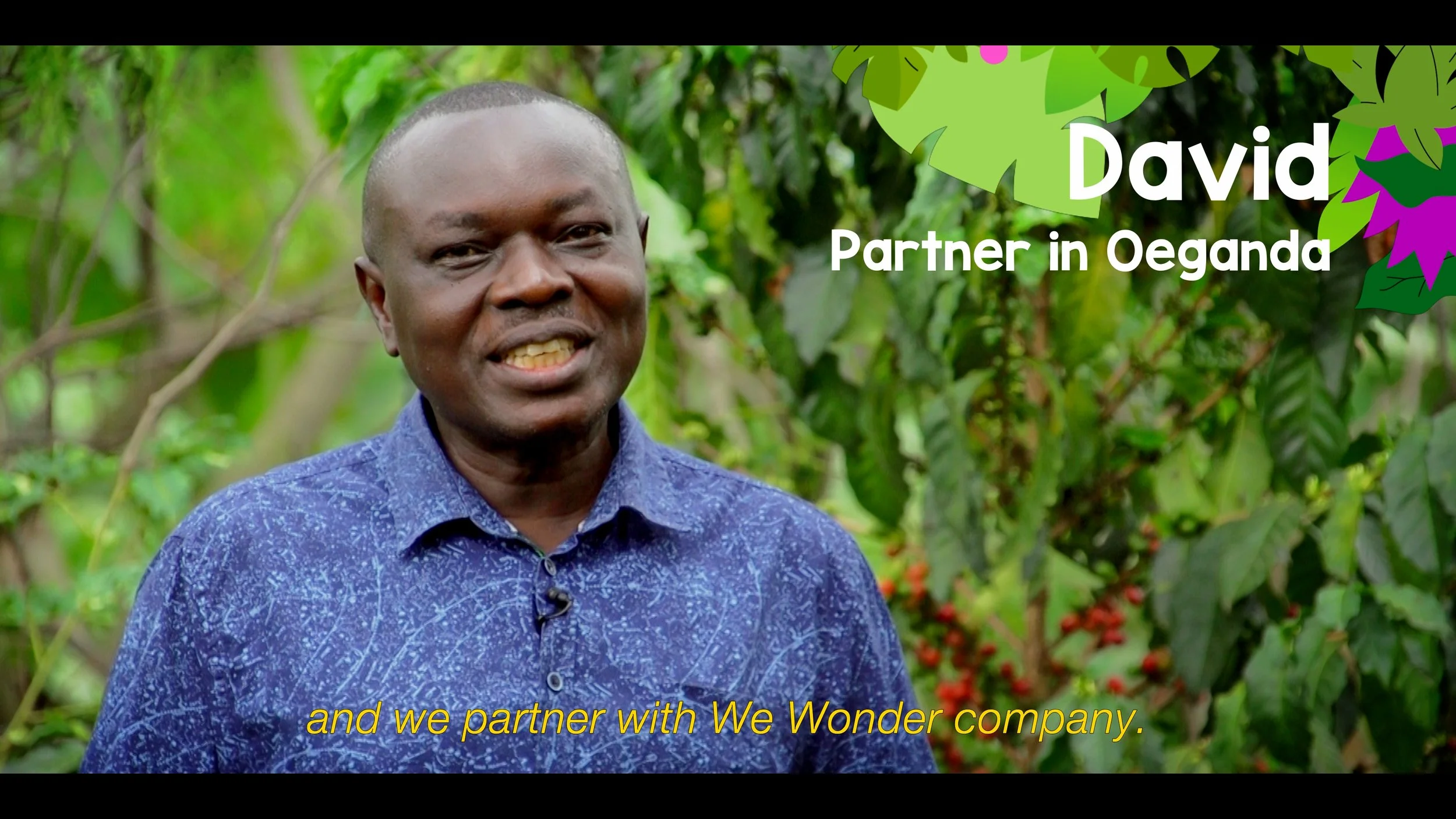 Man in blauwe blouse voor groene achtergrond met planten en bloemen, tekst overlay met 'David Partner in Oeganda' en ondertiteling 'and we partner with We Wonder company.'