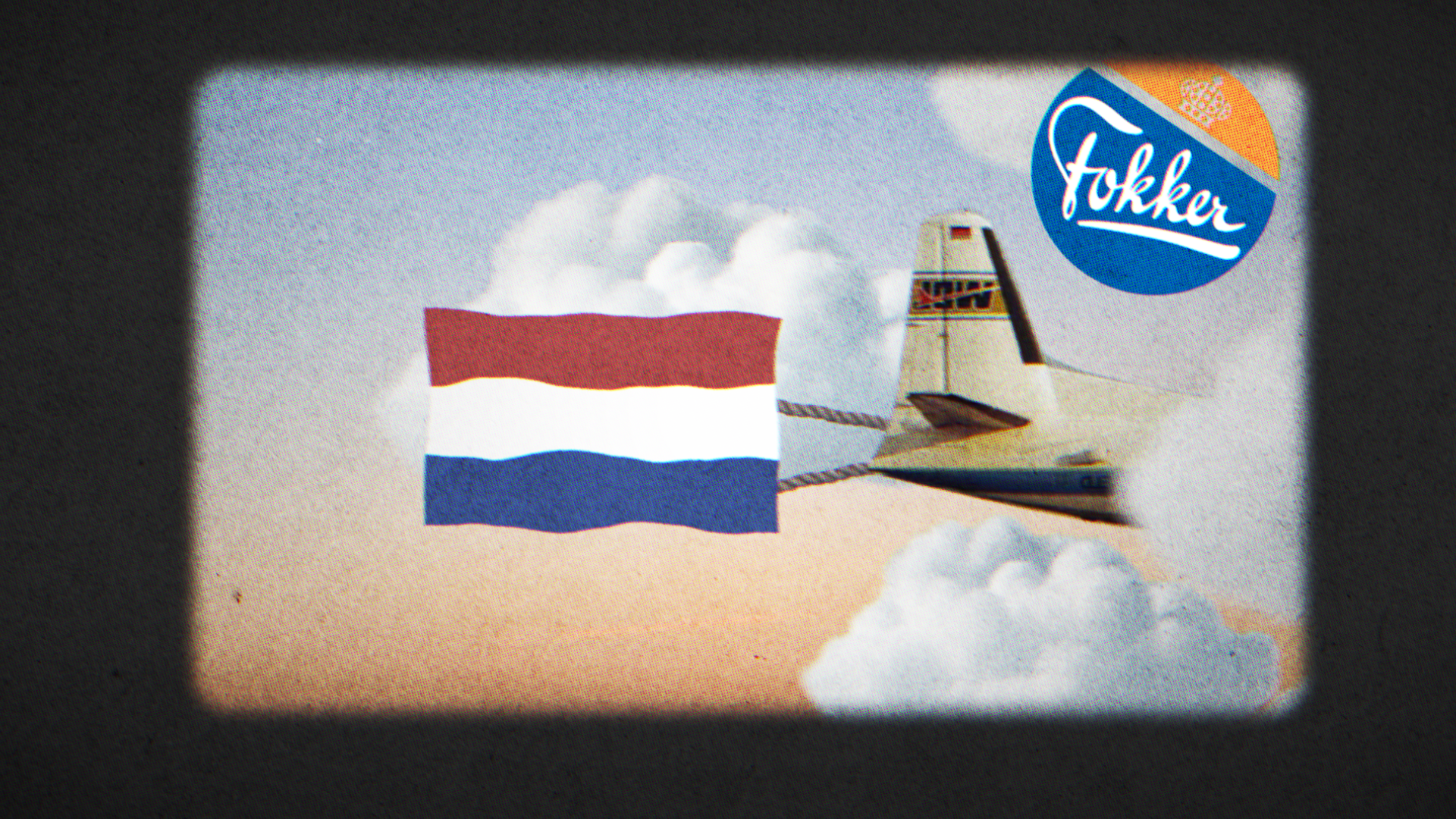 Een afbeelding van een vliegtuig met een Nederlandse vlag en een sticker met de tekst 'Fokker' erop, omringd door wolken en een blauwe lucht.