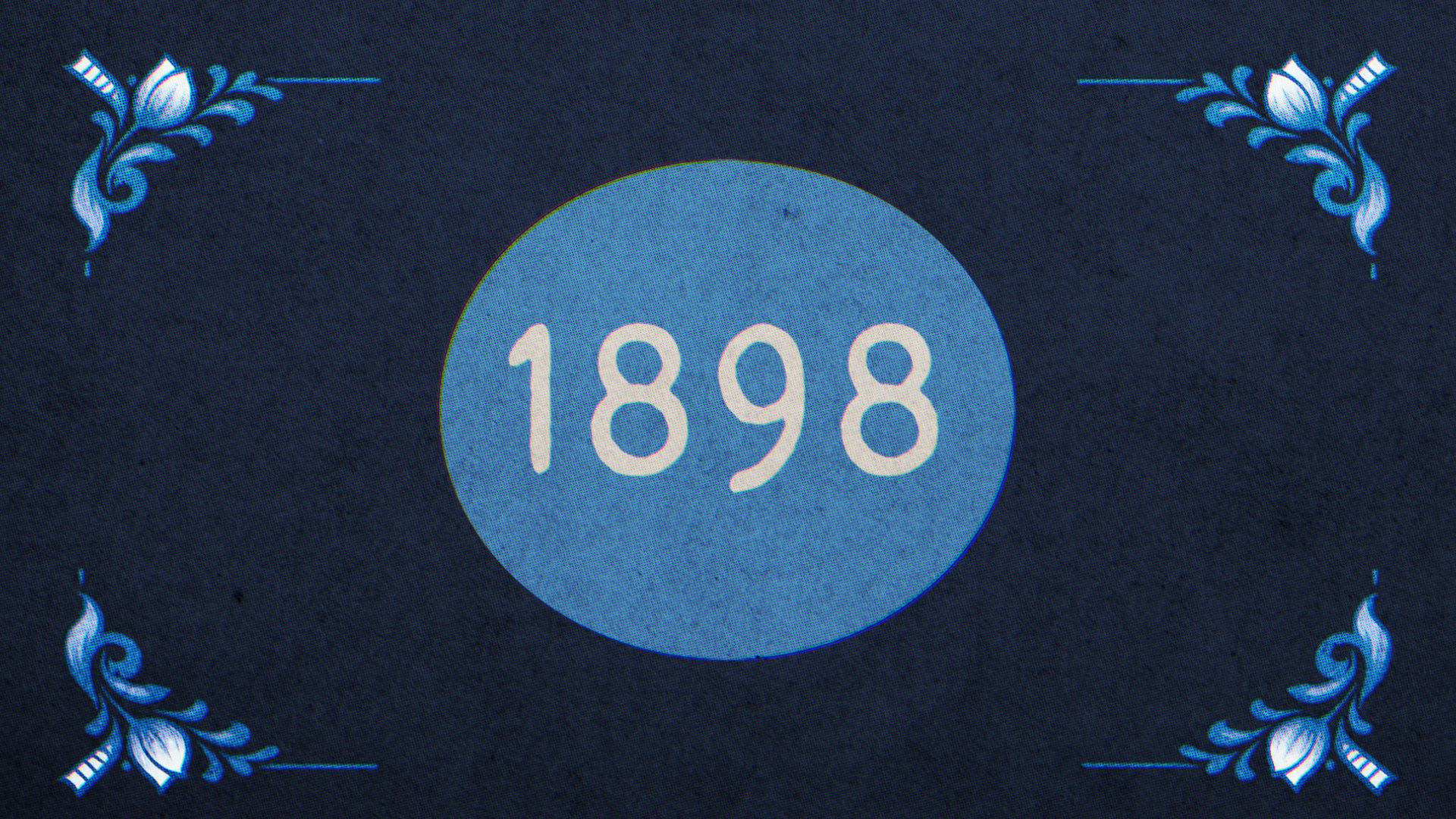 Een afbeelding met het jaartal 1898 in een blauwe cirkel, omgeven door decoratieve blauwe bloem- en bladmotieven op een donkere achtergrond.