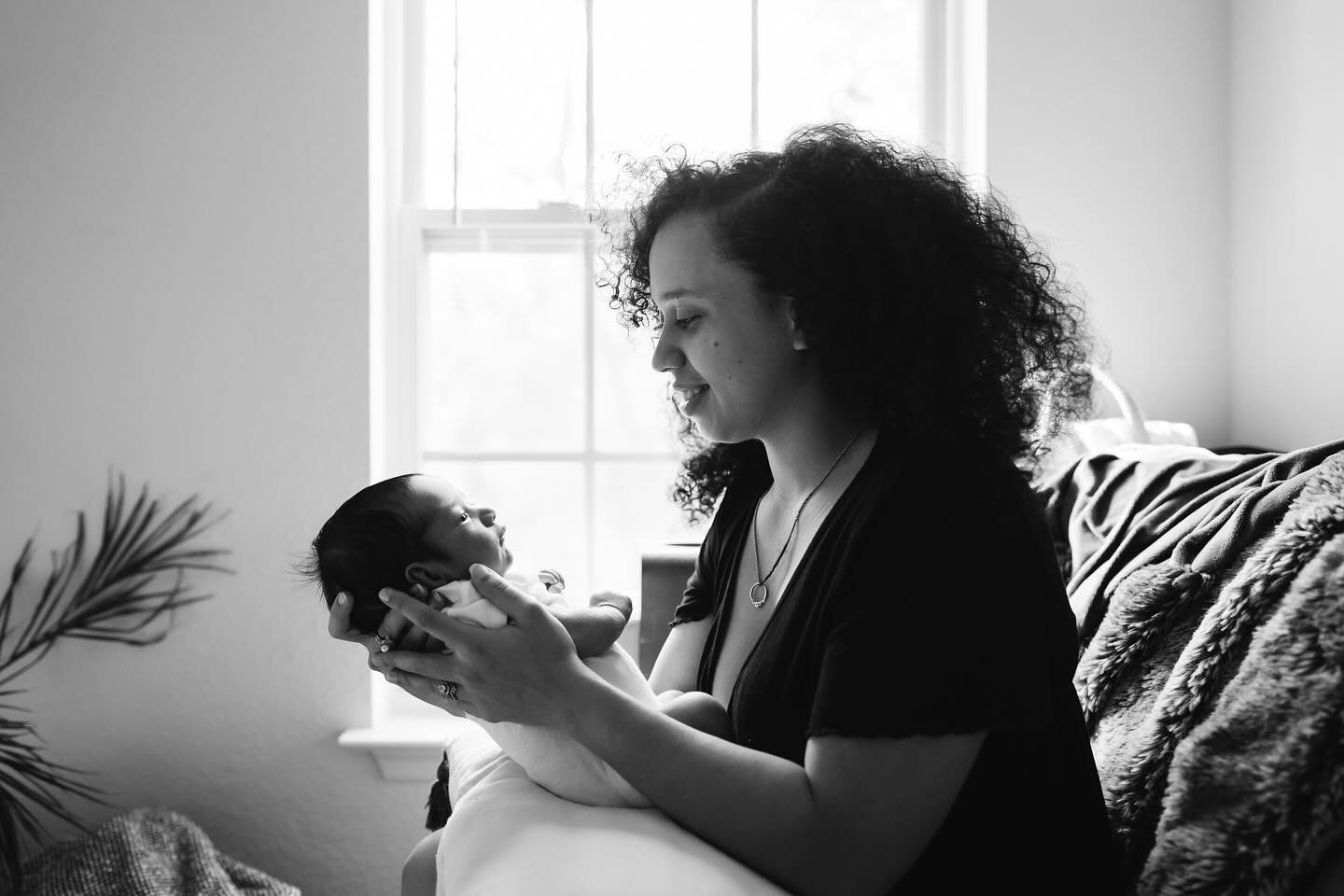 Do you remember gazing into your baby&rsquo;s milk-drunk eyes after feeding? 🥰 Swipe for more bonding sweetness&hellip;