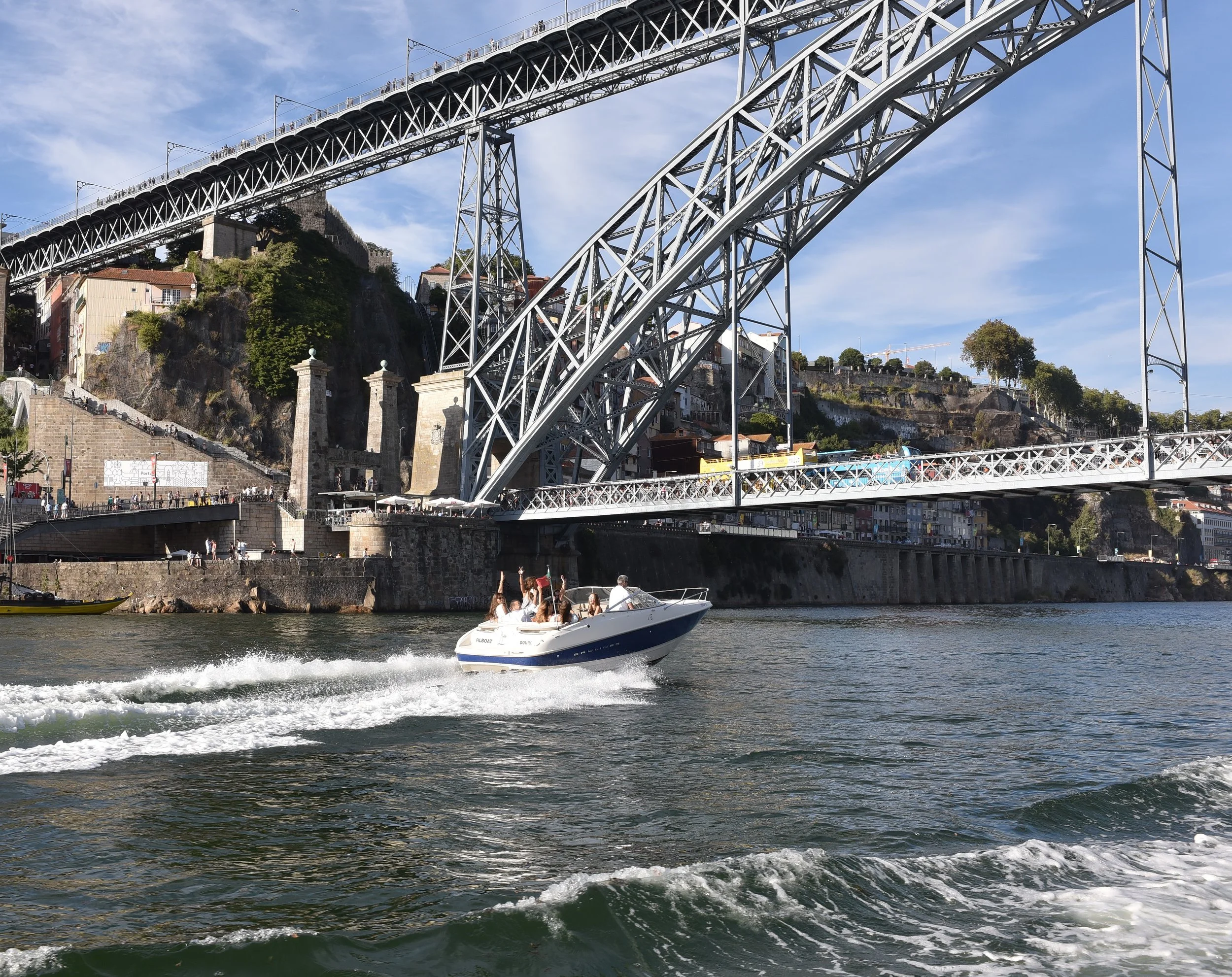 Passeio de 1 Hora em Lancha de Luxo "Circuito das 6 Pontes" (Desde 45,0€ pax) - Opção Platina