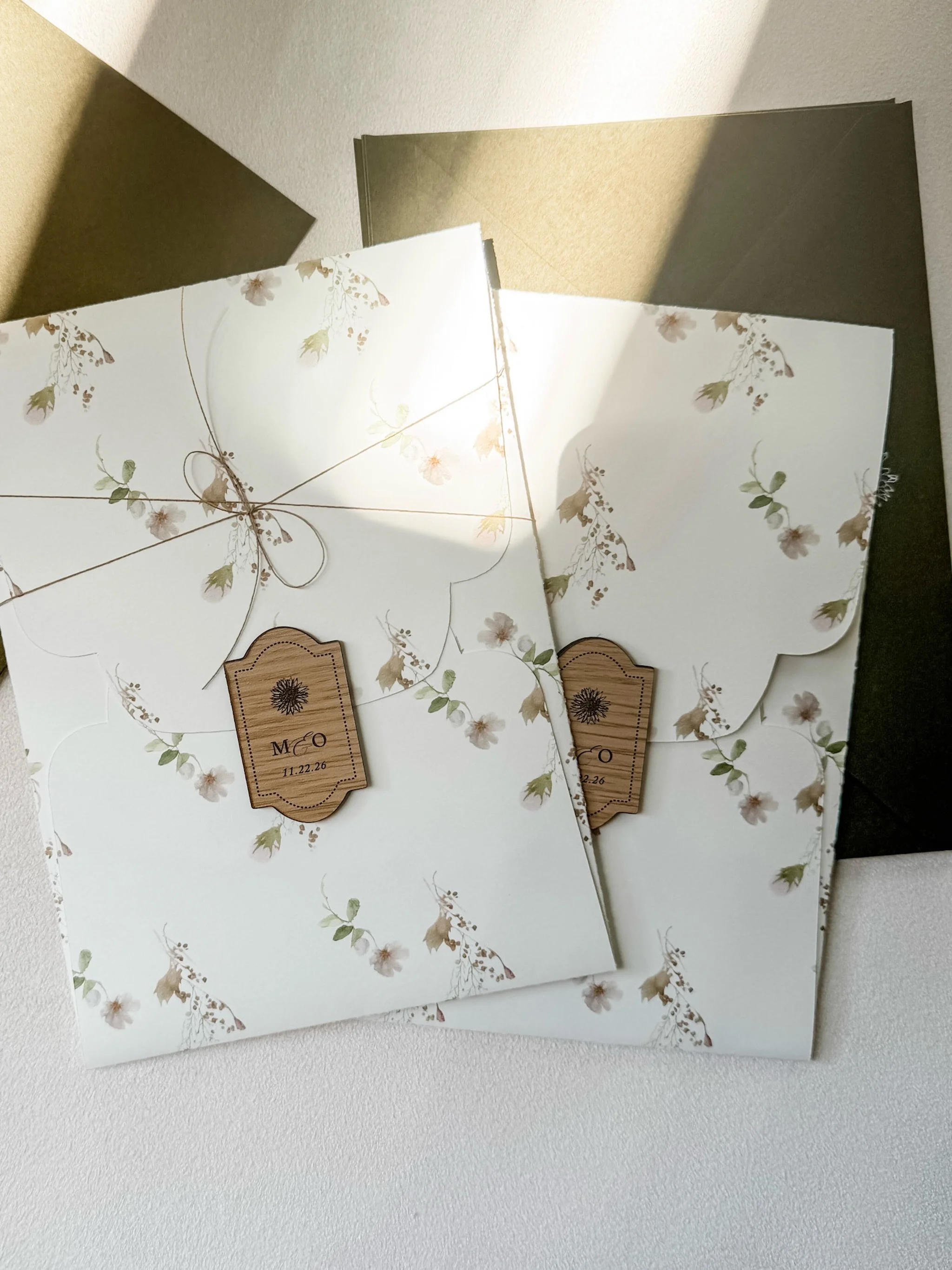 To say I can&rsquo;t wait to share this suite is an understatement. Complete with a custom inner envelope, twine and wood emblem. More desert weddings, please!!