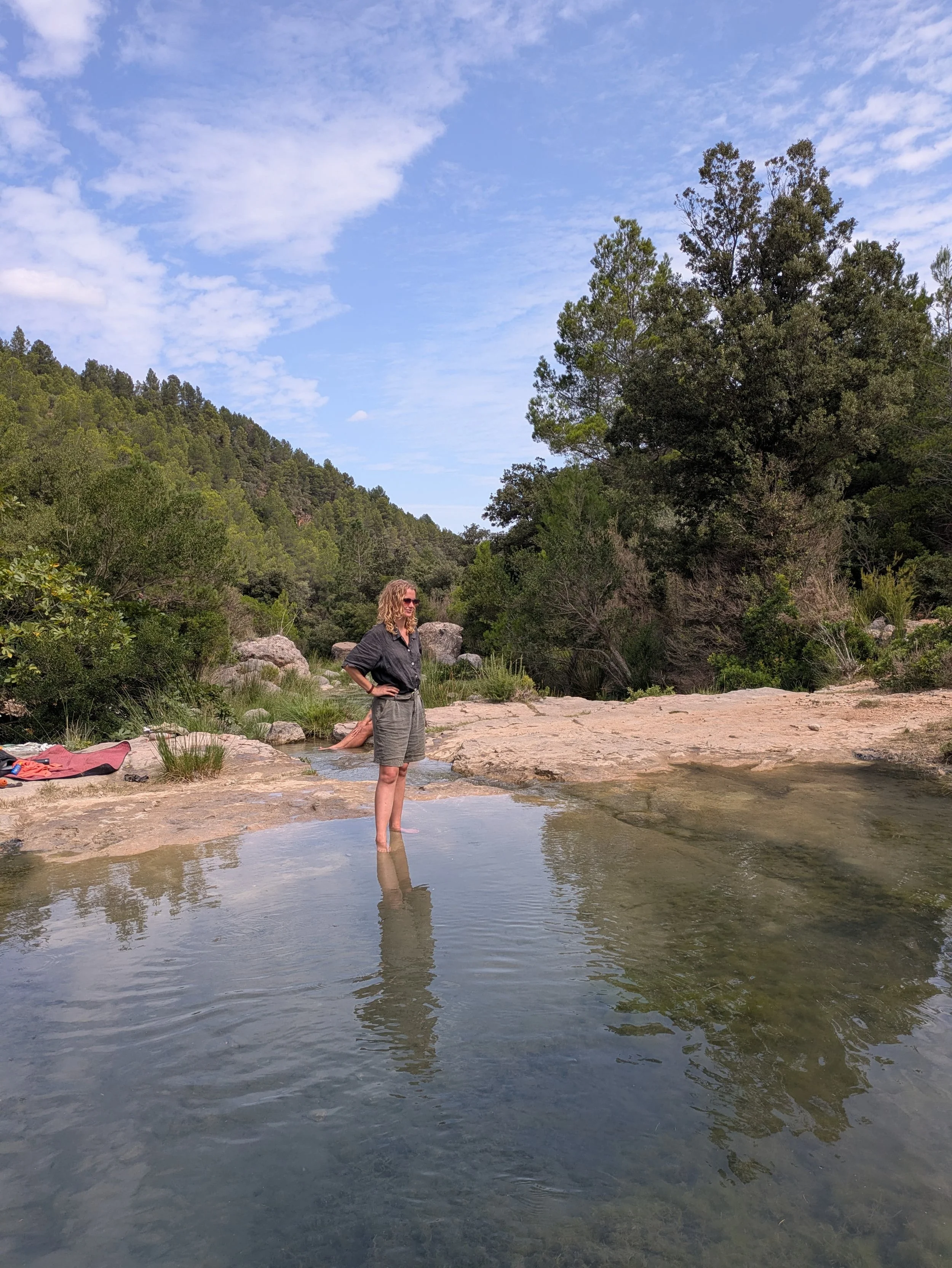Mélanie staat in een plas