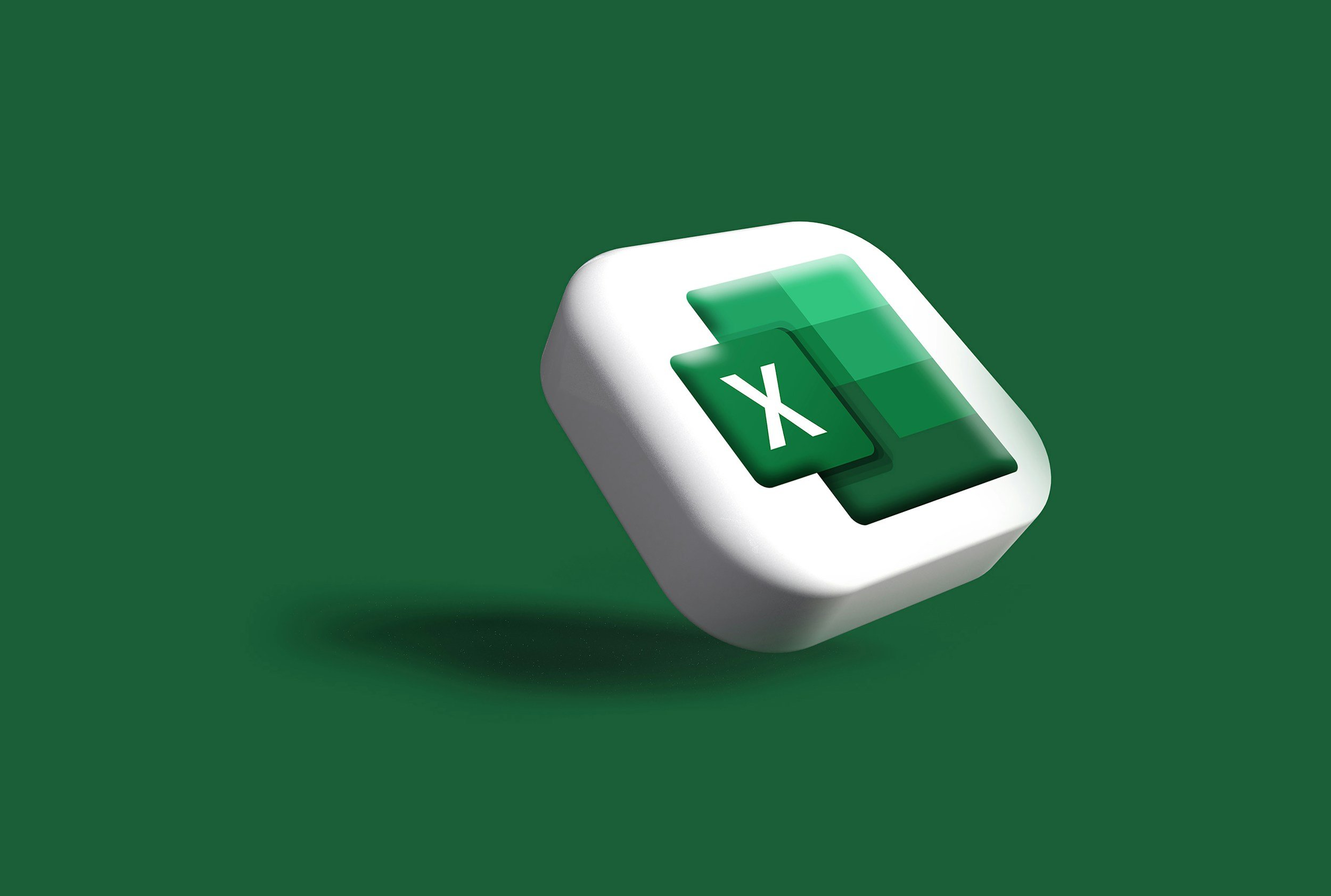 Vista de un teclado de computadora con la tecla de Excel en primer plano sobre fondo verde.
