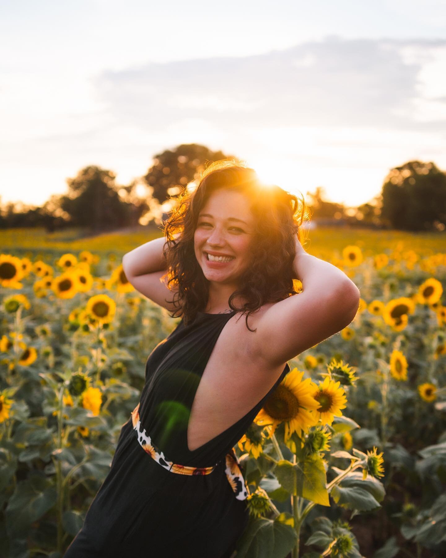 Just an appreciation post for my smokin&rsquo; hot wife ❤️ 

(dang, I sound like a middle school pastor 😂)
&bull;
&bull;
&bull;
&bull;
&bull;
#sunflowerfield #sonyphoto #chattanooga #beautiful