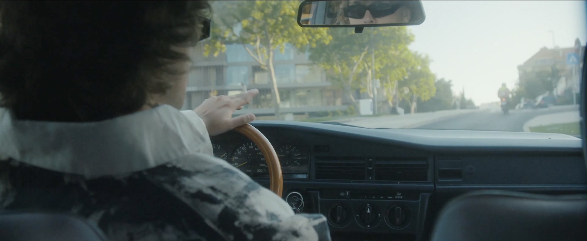 Photogramme de SZERO : une scène de conduite vue depuis l’intérieur d’une voiture.