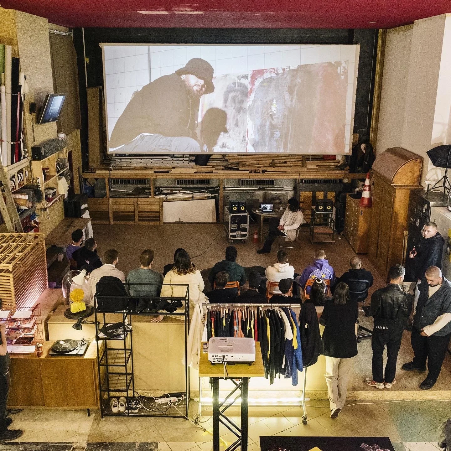 Le public réuni face à un écran lors de la projection de Utopia, Erratum : Dystopia.