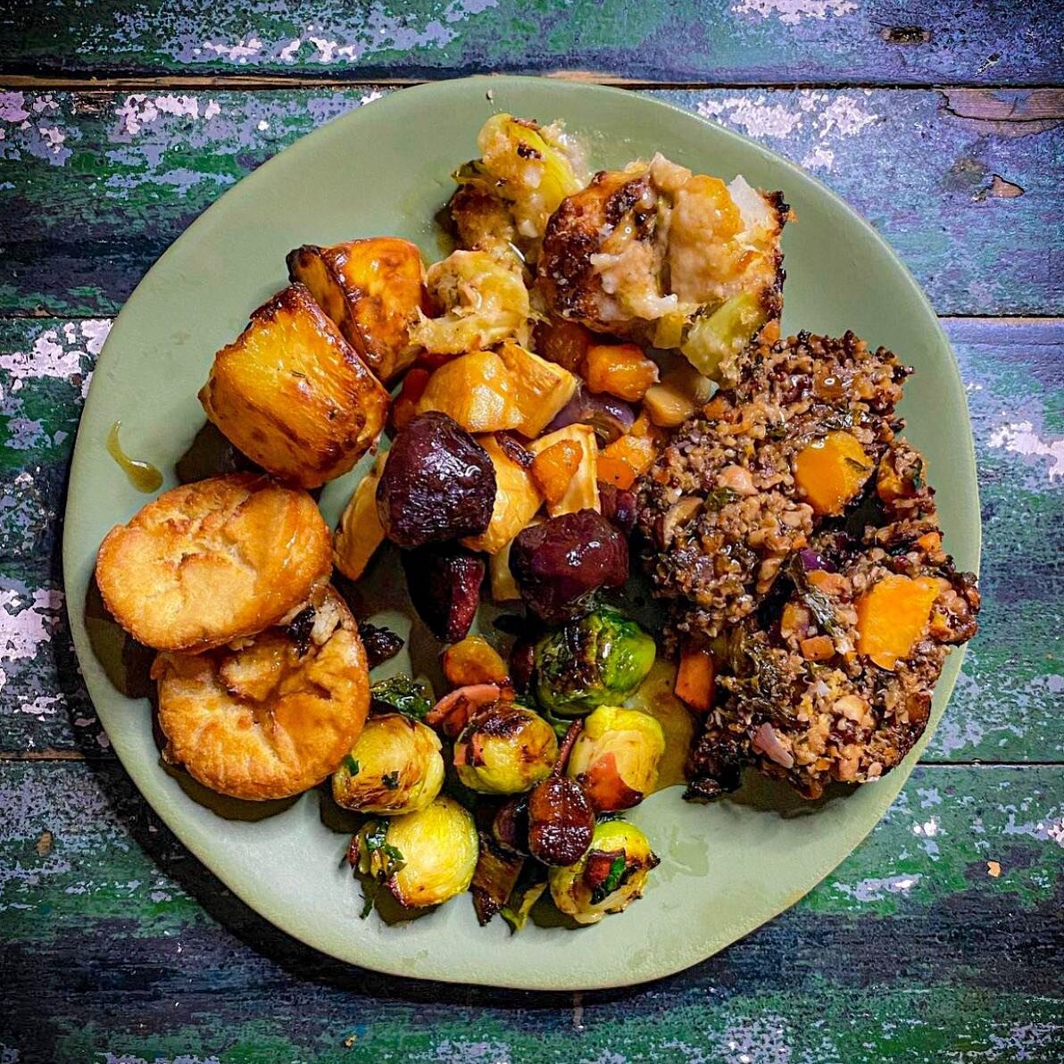 Sunday Roast ☝🏽
.
.
.
It's a been a while since I've made a proper roast dinner + this  was so good ..
.
A new 'Nut Roast' recipe made with grains, nuts, squash + chestnuts. I also tried out a new Yorkshire pud recipe which tasted the best I've ever
