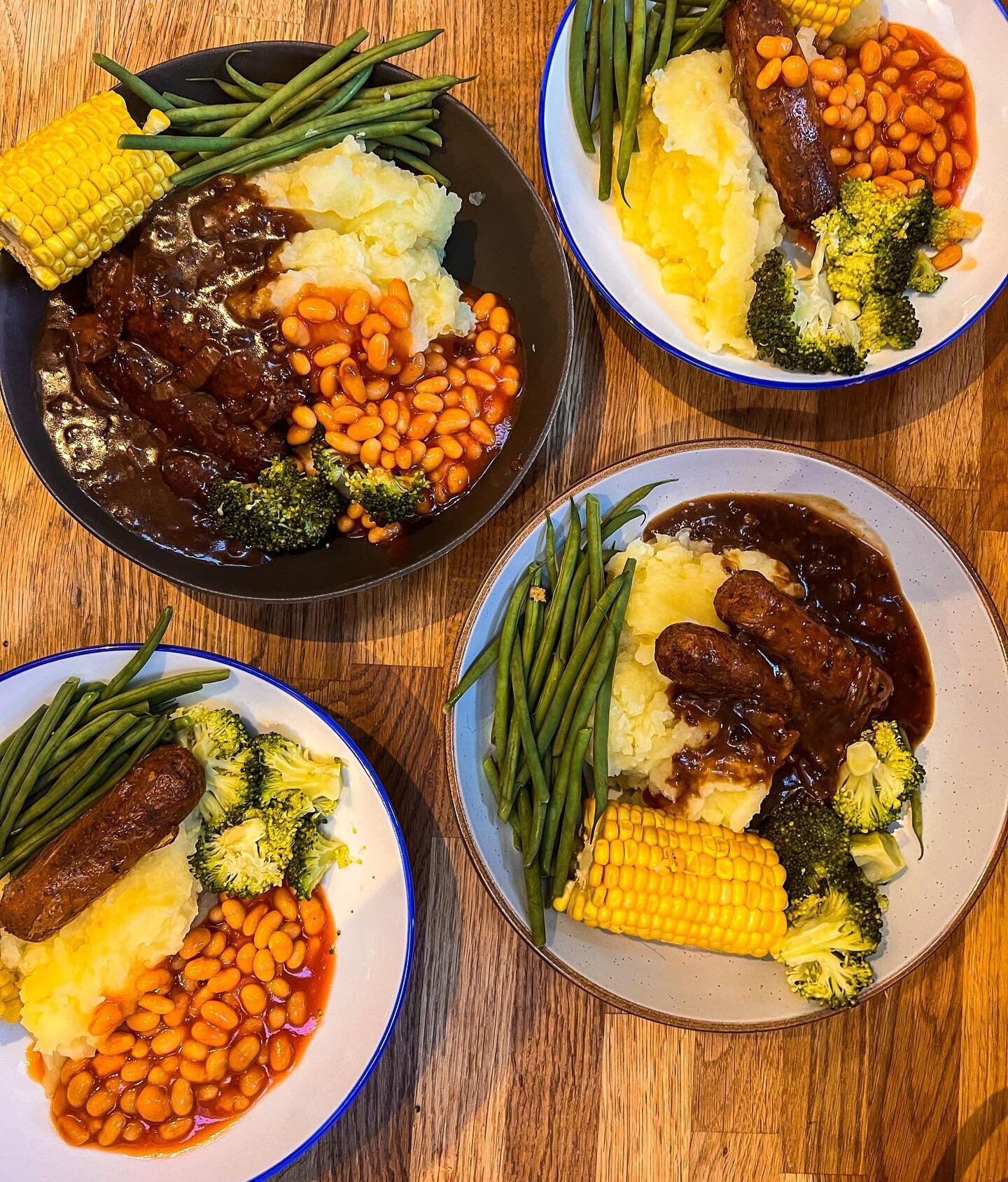 Midweek Classic 
.
.
.
Sausage + Mash 😋
Onion gravy for us + beans for the kids + all the veggies we needed to use up.( Everything for Peter😜 )
.
I used @meatlessfarm sausages ( pretty good ) What are your fave veggie sausages + would you have your
