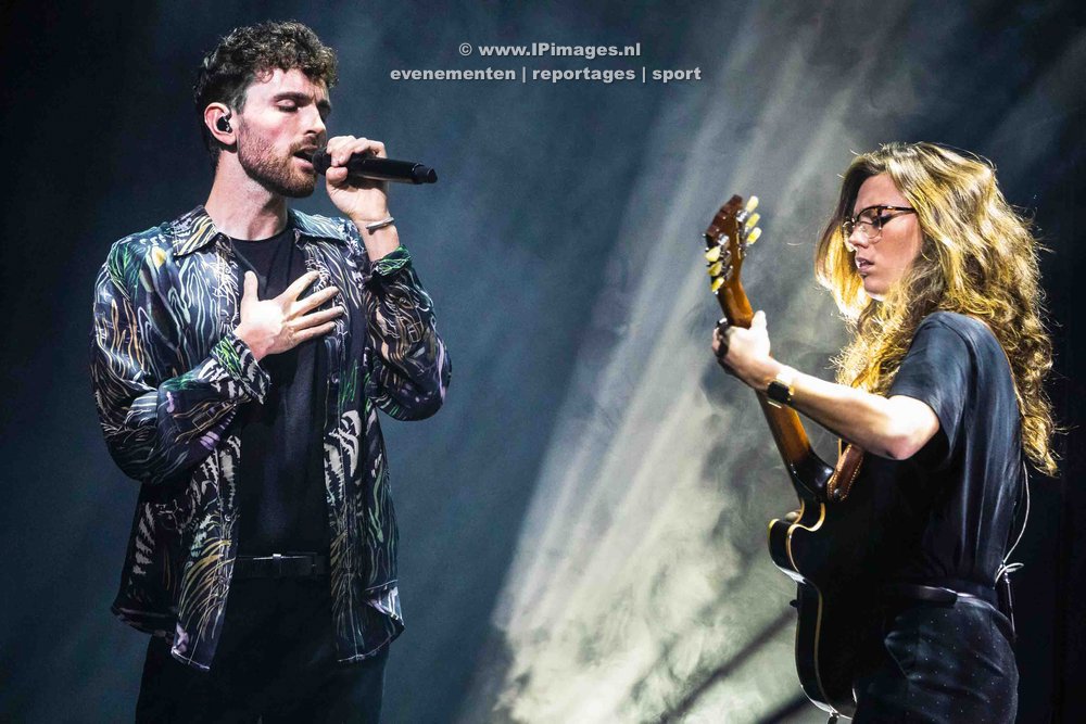 Festivalfoto van Duncan Laurence tijdens zijn optreden in Het Patronaat in Haarlem, met een sfeervolle podiumsetting en enthousiaste fans die meezingen. Gemaakt door fotograaf Haarlems Dagblad United Photos Laurens Bosch. IPimages.nl