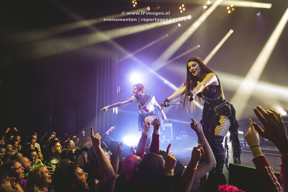 Festivalfoto van het dynamische optreden van Sergej Makarov en Sonya Tayurskaya van Little Big in het Patronaat in Haarlem, met enthousiaste fans en een levendige podiumsetting. Gemaakt door fotograaf Haarlems Dagblad United Photos Laurens Bosch. IPi