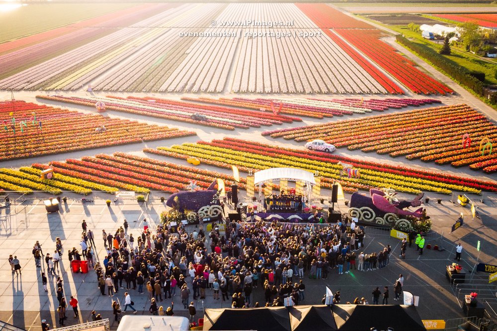 Festivalfoto van het optreden van Kris Kros Amsterdam met FeestDJ Ruud op het Vier de Lente Festival in Hillegom in levendige kleuren en dynamische compositie. Gemaakt door fotograaf Haarlems Dagblad United Photos Laurens Bosch. IPimages.nl