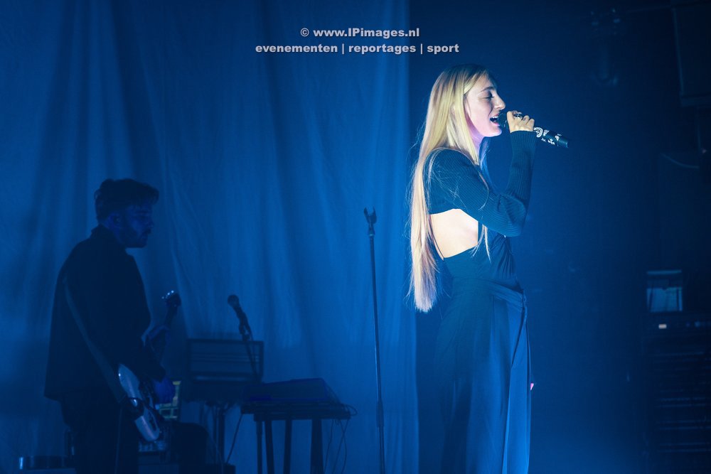 Festivalfoto van S10 tijdens zijn optreden in het Patronaat in Haarlem, met een sfeervolle podiumsetting en enthousiaste fans die meezingen. Gemaakt door fotograaf Haarlems Dagblad United Photos Laurens Bosch. IPimages.nl