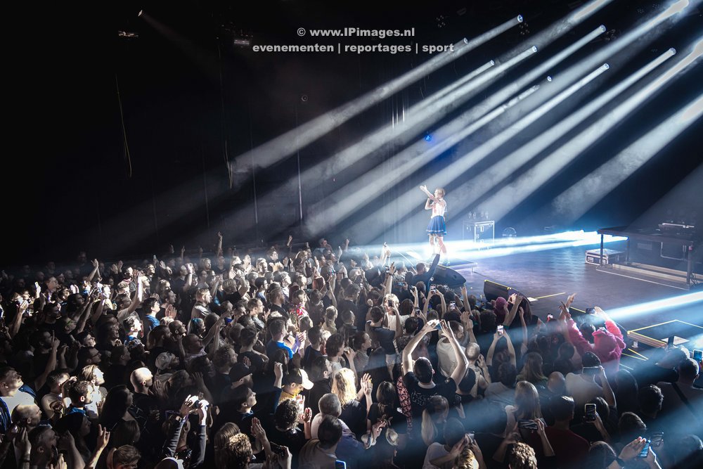 Festivalfoto van het dynamische optreden van Sergej Makarov en Sonya Tayurskaya van Little Big in het Patronaat in Haarlem, met enthousiaste fans en een levendige podiumsetting. Gemaakt door fotograaf Haarlems Dagblad United Photos Laurens Bosch. IPi
