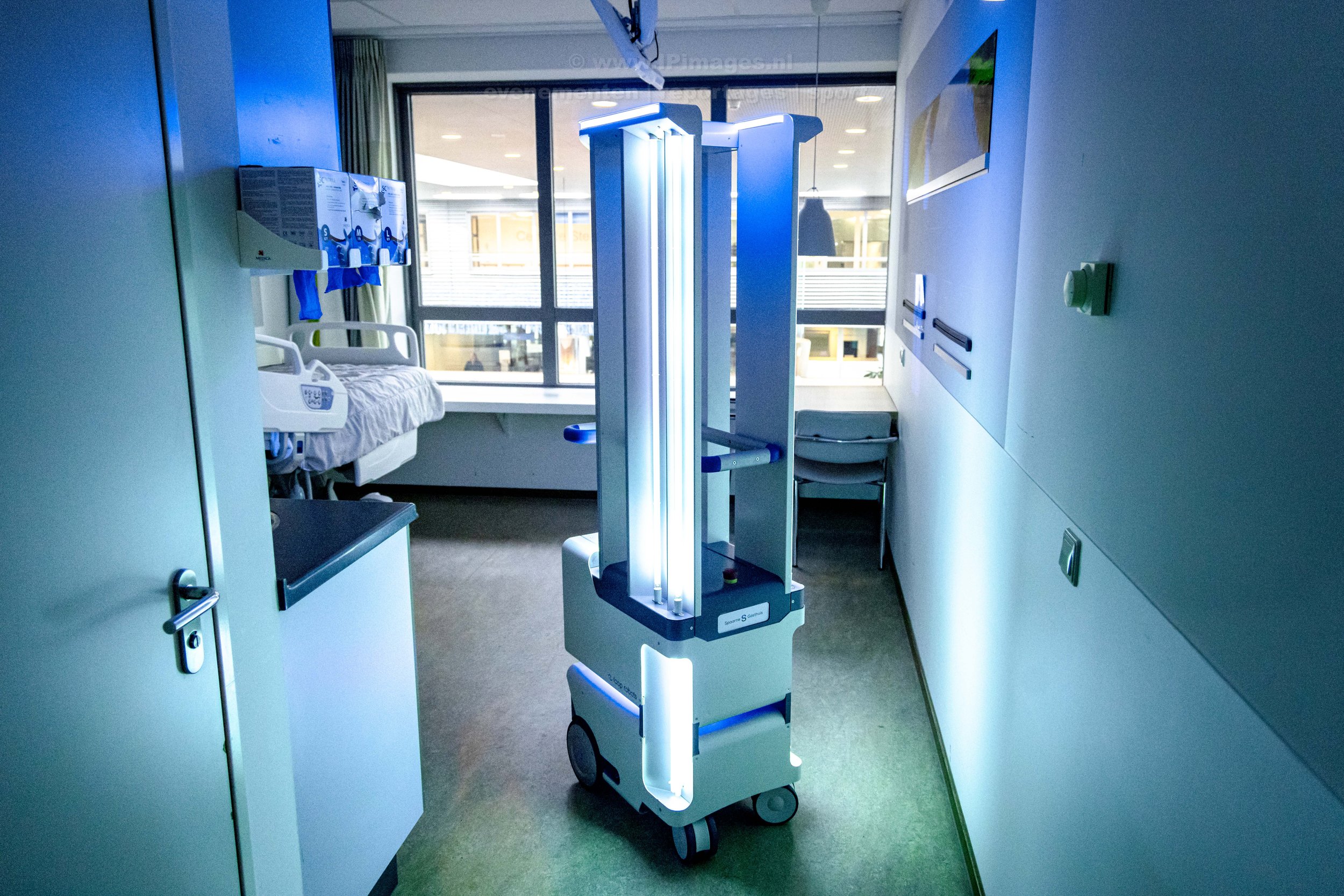 In het Spaarne Gasthuis in Hoofddorp reinigt Sam de kamers met kortgolvig utraviolet licht (UV-C).