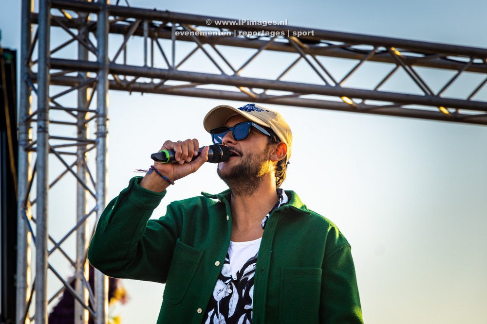 Festivalfoto van het optreden van Kris Kros Amsterdam met FeestDJ Ruud op het Vier de Lente Festival in Hillegom in levendige kleuren en dynamische compositie. Gemaakt door fotograaf Haarlems Dagblad United Photos Laurens Bosch. IPimages.nl