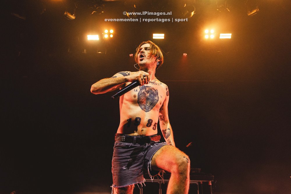 Festivalfoto van het dynamische optreden van Sergej Makarov en Sonya Tayurskaya van Little Big in het Patronaat in Haarlem, met enthousiaste fans en een levendige podiumsetting. Gemaakt door fotograaf Haarlems Dagblad United Photos Laurens Bosch. IPi