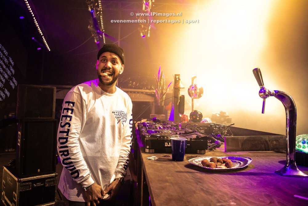 Festivalfoto van het optreden van Kris Kros Amsterdam met FeestDJ Ruud op het Haarlem Jazz Festival op de Grote Markt, met een spectaculaire pyroshow en de Sint-Bavokerk op de achtergrond, vastgelegd in levendige kleuren en dynamische compositie. Gem