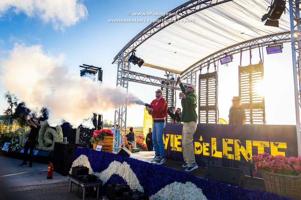 Festivalfoto van het optreden van Kris Kros Amsterdam met FeestDJ Ruud op het Vier de Lente Festival in Hillegom in levendige kleuren en dynamische compositie. Gemaakt door fotograaf Haarlems Dagblad United Photos Laurens Bosch. IPimages.nl