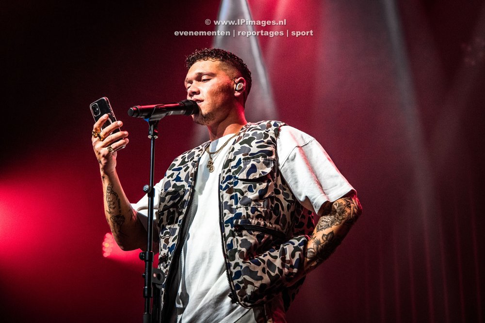 Festivalfoto van Ruben Annink tijdens zijn optreden in op Haarlem Jazz in Haarlem, met een sfeervolle podiumsetting en enthousiaste fans die meezingen. Gemaakt door fotograaf Haarlems Dagblad United Photos Laurens Bosch. IPimages.nl
