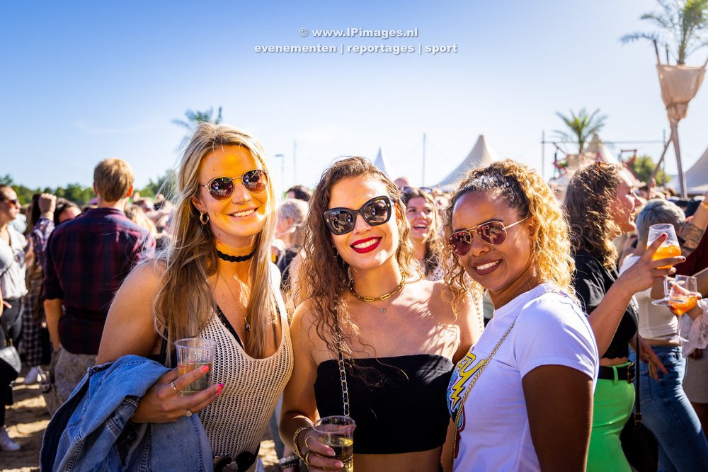 Festivalfoto tijdens Veerplasfestival Haarlem, met een sfeervolle podiumsetting en enthousiaste fans die meezingen. Gemaakt door fotograaf Haarlems Dagblad United Photos Laurens Bosch. IPimages.nl