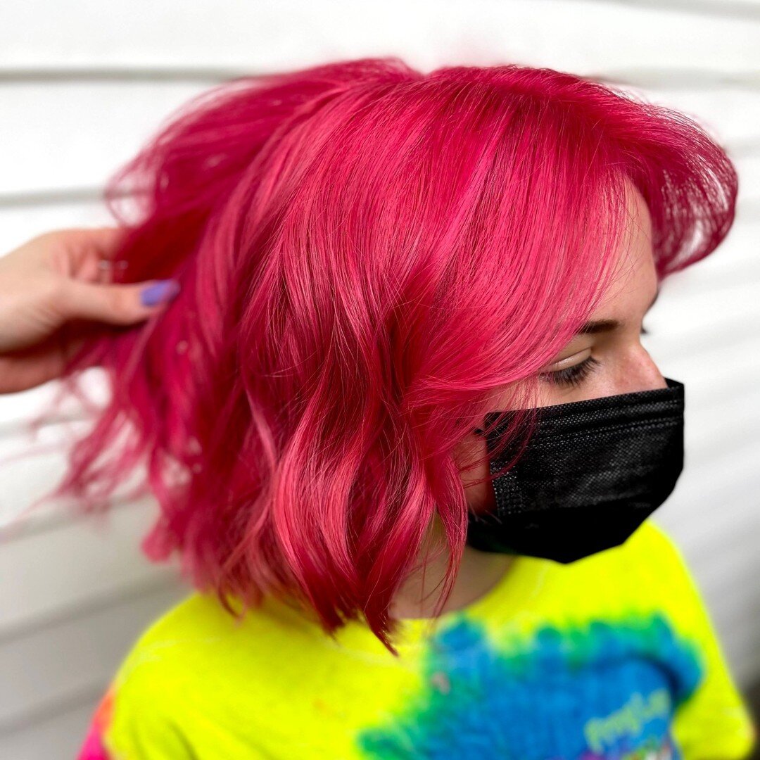Live Life #Colorfully at #evolvesalonlincoln!  Book at #consultation to find out how to live life colorfully 🤩

Hair Stylist: @nicholecut
