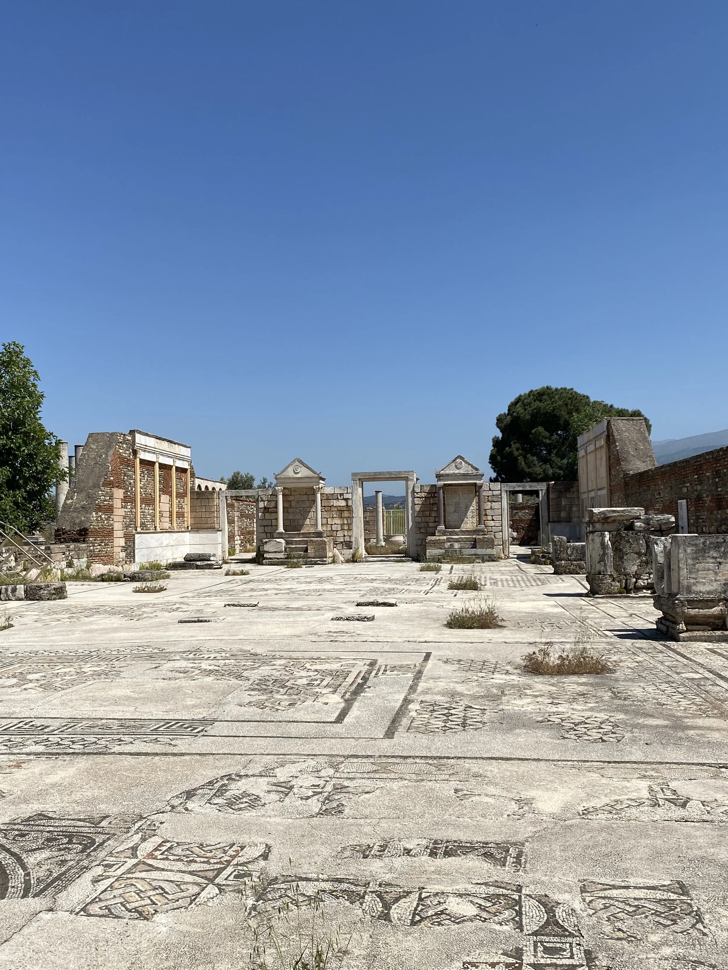From 2021, the synagogue area was not covered by a canopy