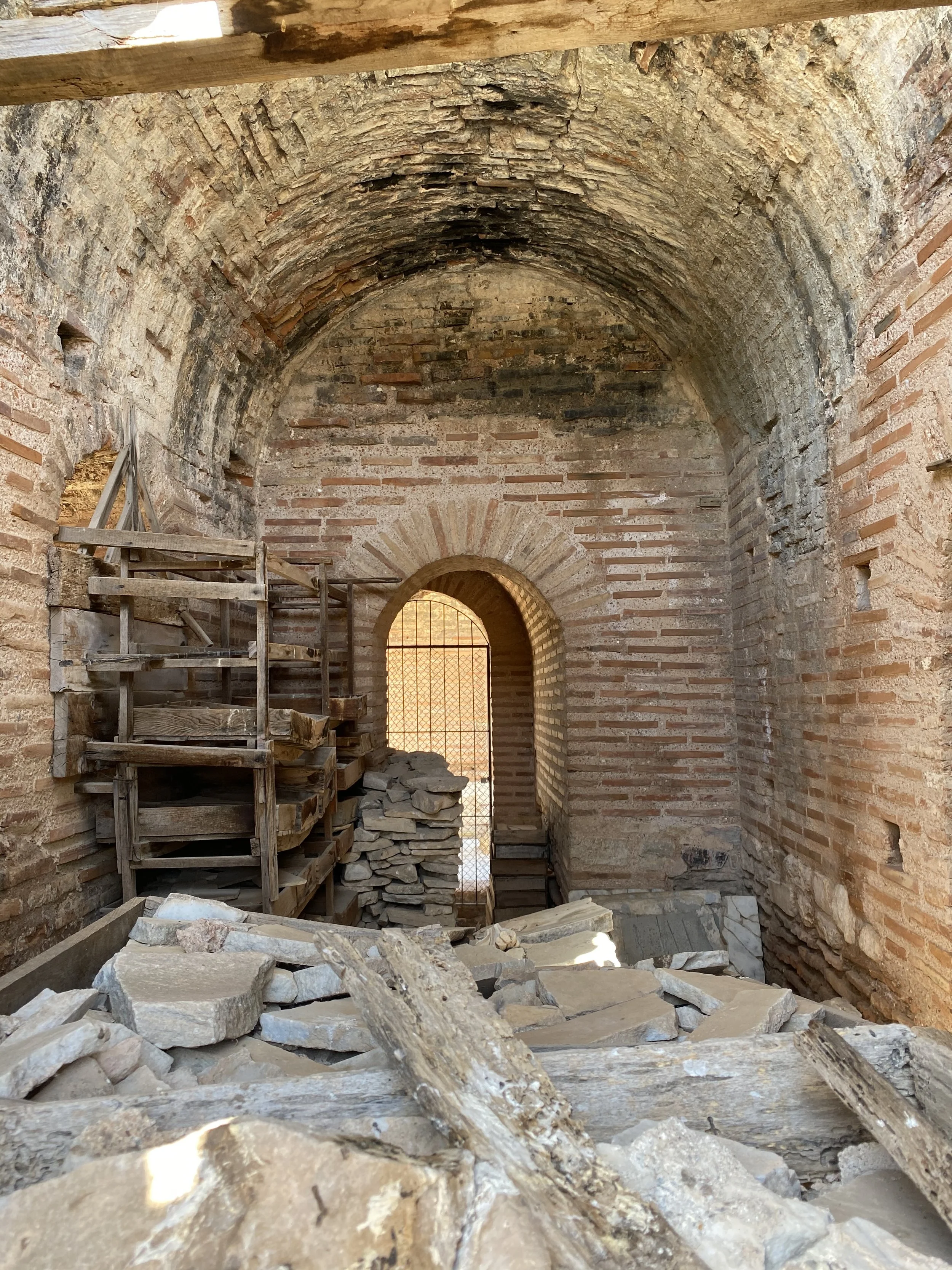 niches along the side isle