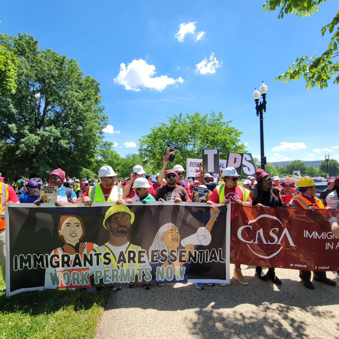 LCLAA and @lclaadcmetro Chapter joined la marcha de los Trabajadores Inmigrantes to commemorate International Workers Day in #washingtondc on May 1st. We support Immigrant Workers and their fight for work permits #internationalworkersday #diadelostra