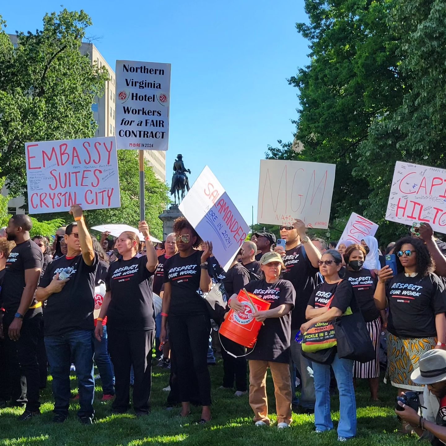 #internationalworkersday was a day of actions in #washingtondc we supported Hotel Workers, members of @UnitedHere11 and @aflcio members to demand fair wages for all workers from this industry.
#unitedhere #hotelworkers #rally #fairwages #labor #latin