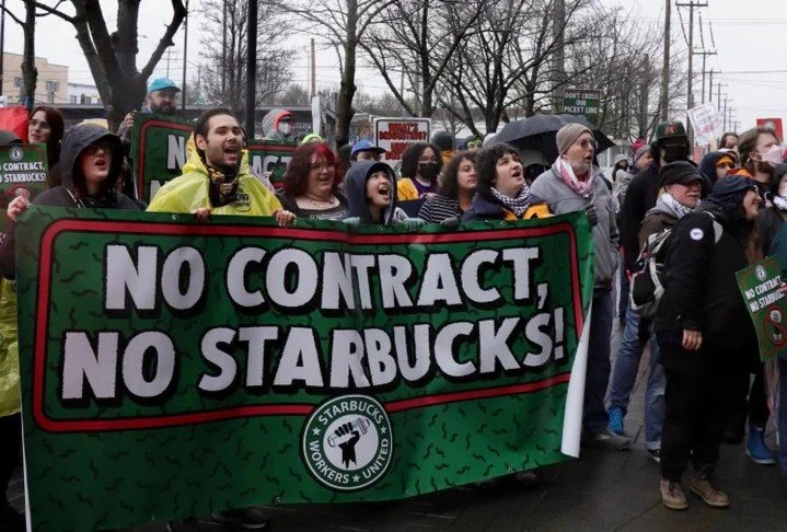 🚨 Delete your Starbucks app in solidarity with Union Baristas! 
Members of Starbucks Workers United (SBWU) are urging allies to delete the coffee giant&rsquo;s mobile app as a way to pressure executives into bargaining a fair first contract. ✊
Baris