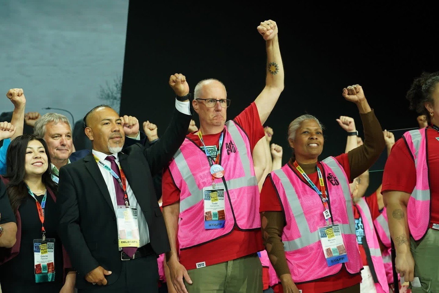 🎉🎉 Enhorabuena a la presidenta de la sección de Twin Cities de la LCLAA, Grecia Palomar, y al miembro de la LCLAA William Martínez, quienes recibieron un reconocimiento en la 30.ª Convención Constitucional de la @aflcio celebrada en Minneapolis por su inquebrantable compromiso con las familias trabajadoras.
Al