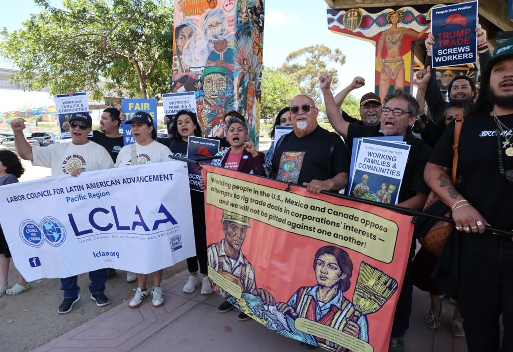 Working people deserve policies that put families first ✊🏽
LCLAA San Diego and LCLAA Pacific Region members proudly joined the Days of Solidarity to raise awareness of how political decisions affect working families. 
By staying informed, participat